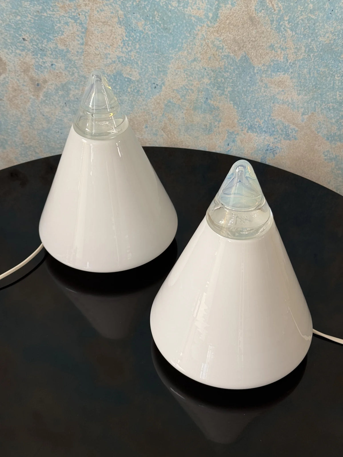 Coppia lampade coniche in vetro bianco Leucos – entrambe viste da vicino con corpo opalino e punta azzurrina