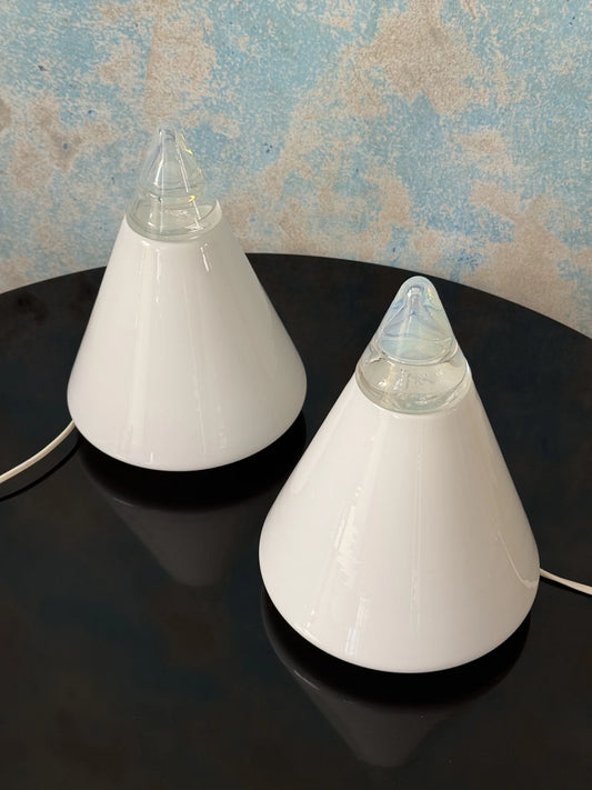 Coppia lampade coniche in vetro bianco Leucos – entrambe viste da vicino con corpo opalino e punta azzurrina