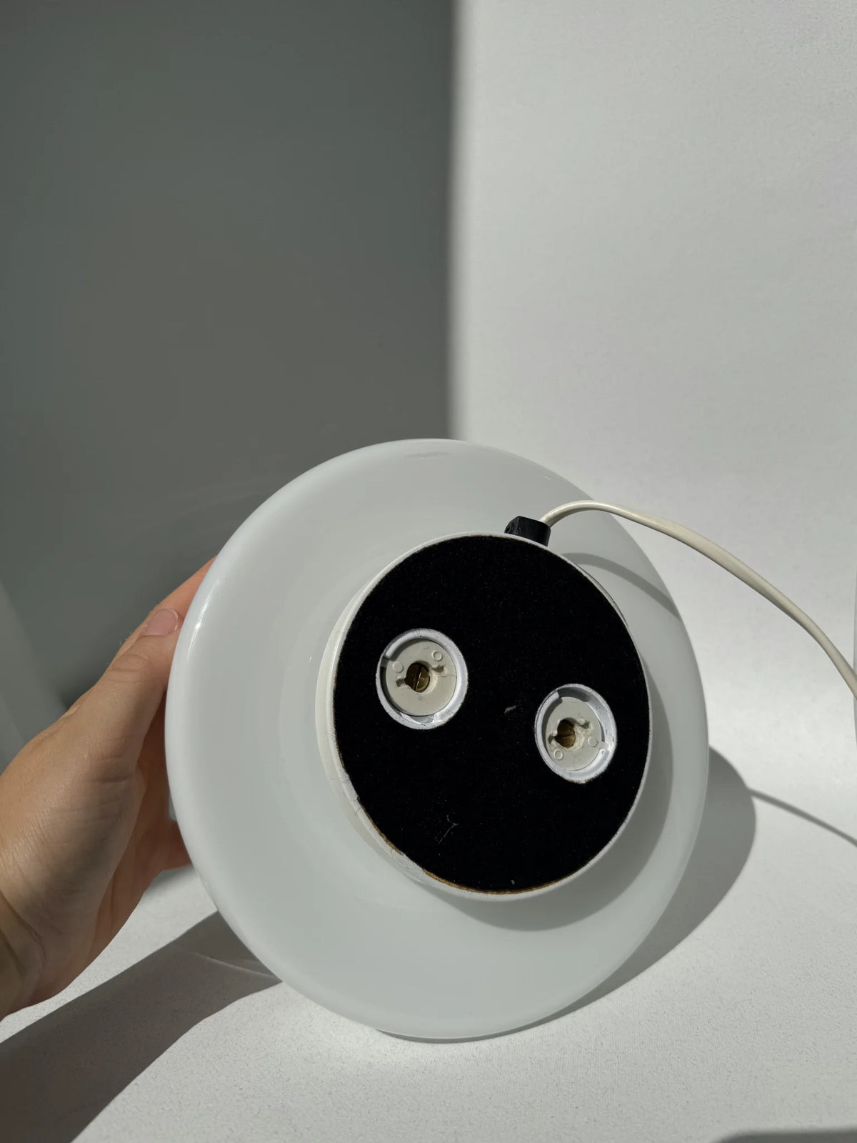 Coppia lampade coniche in vetro bianco Leucos – dettaglio retro e apertura attacco porta lampada