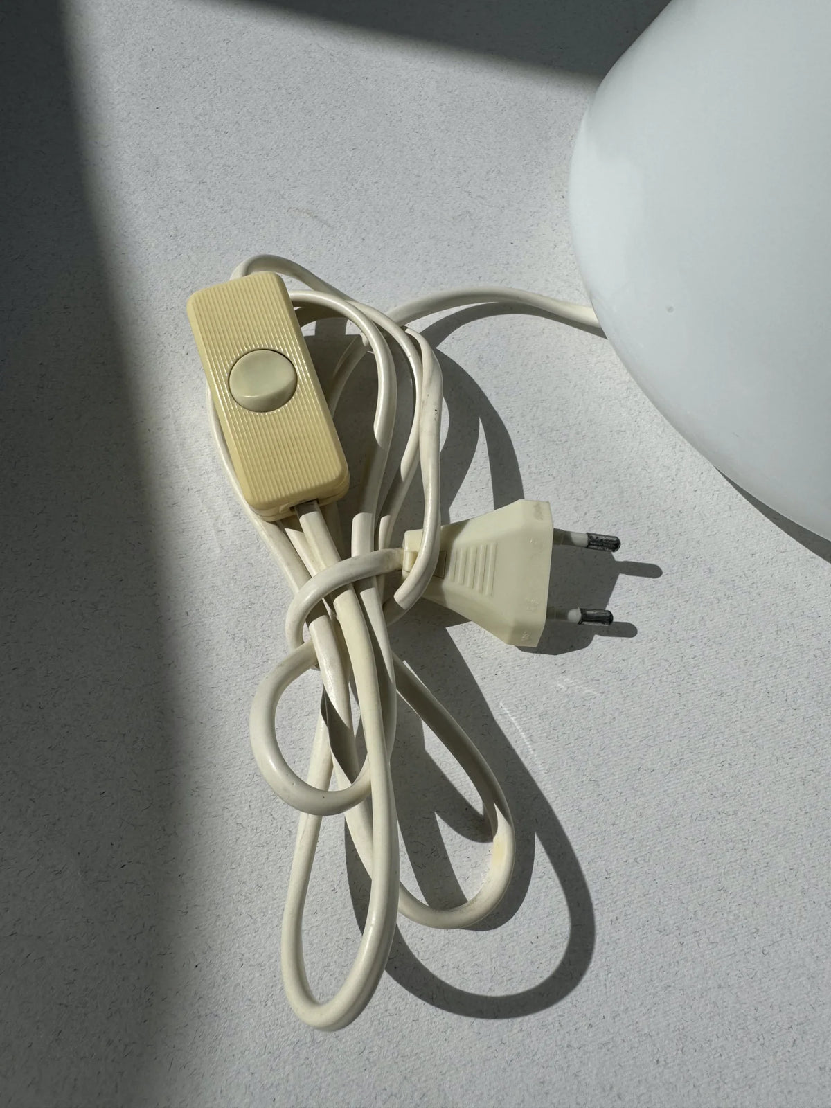 Coppia lampade coniche in vetro bianco Leucos – dettaglio filo e interruttore