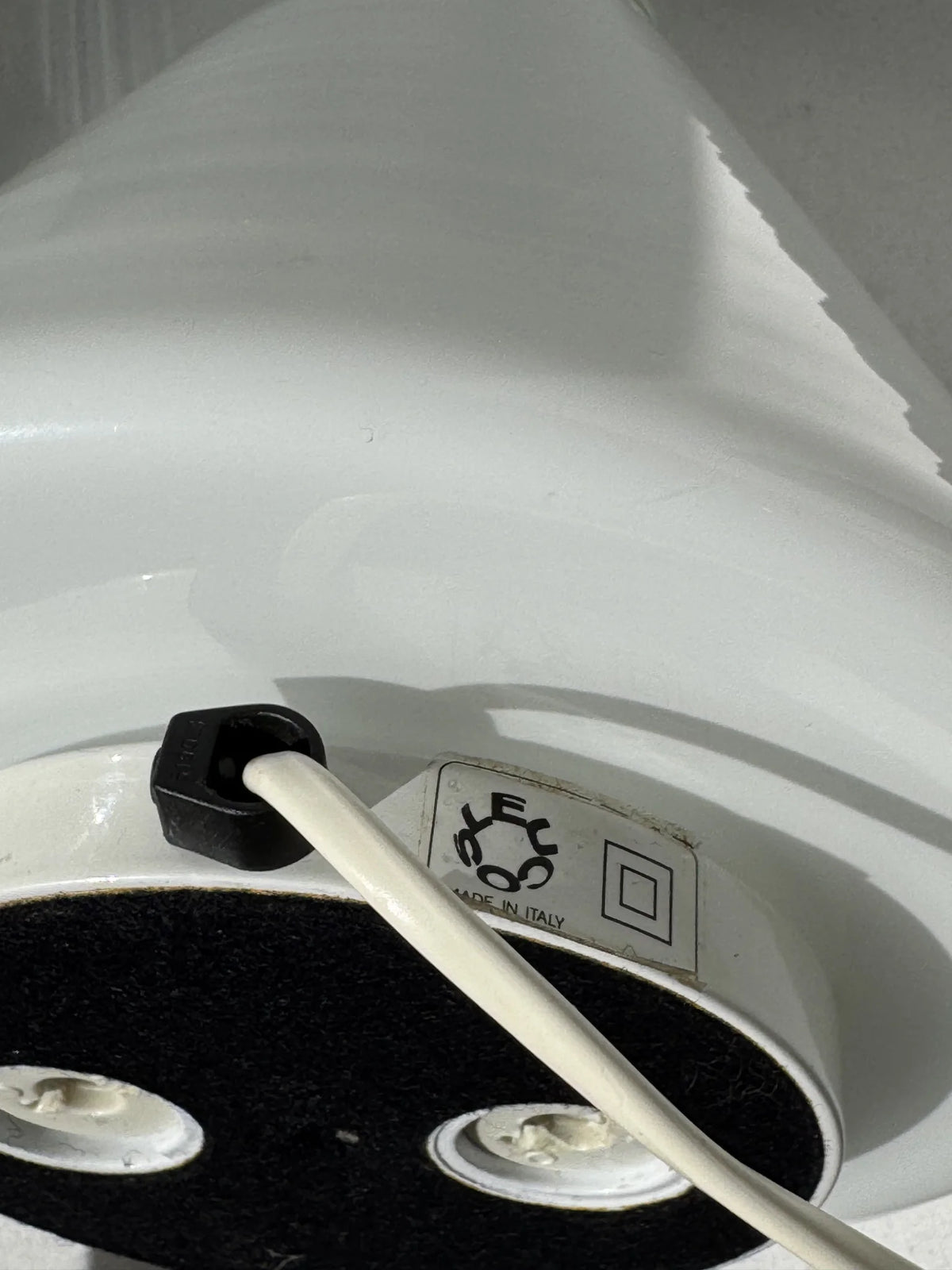 Coppia lampade coniche in vetro bianco Leucos – dettaglio etichetta adesiva alla base