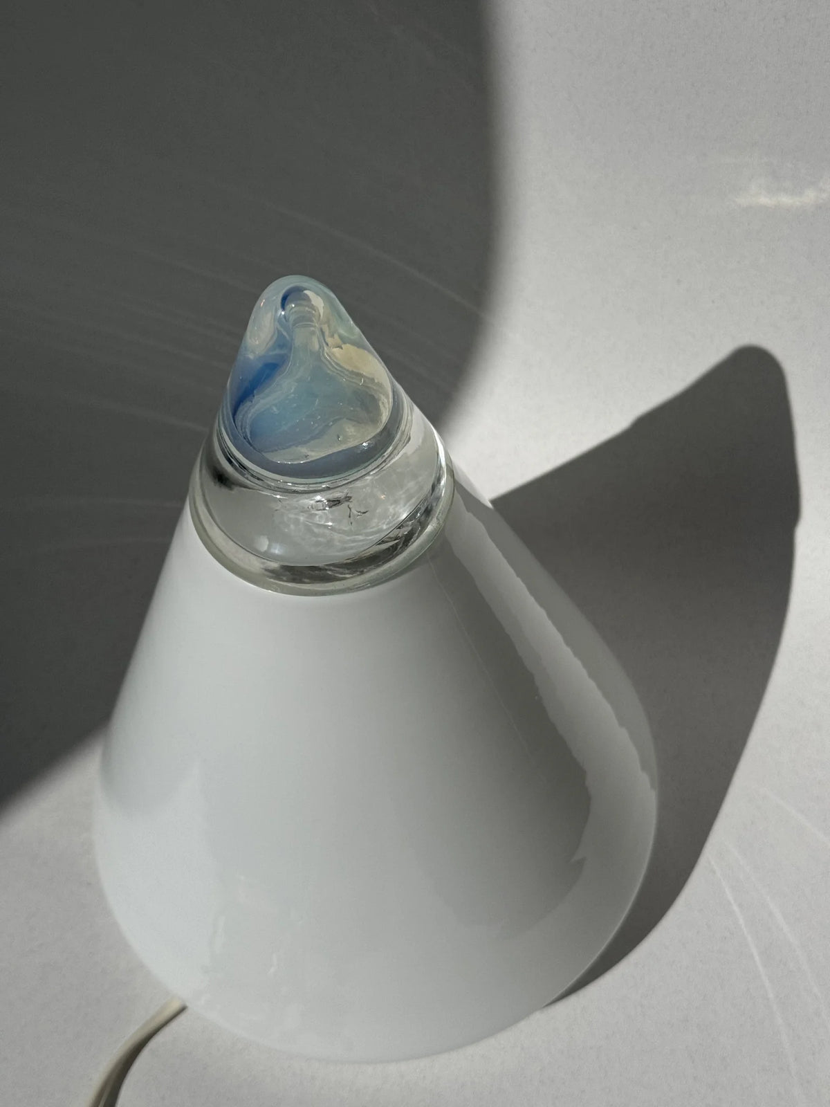 Coppia lampade coniche in vetro bianco Leucos – dettaglio punta cono azzurrina