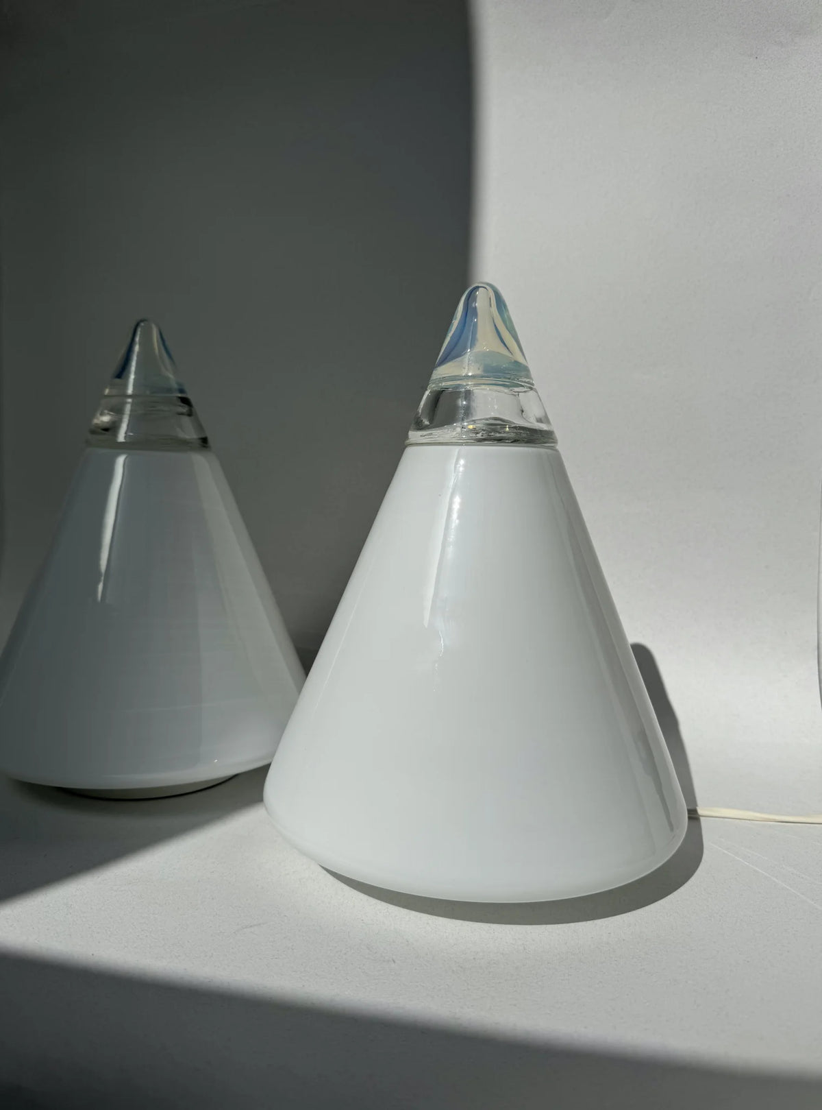 Coppia lampade coniche in vetro bianco Leucos – vista frontalmente