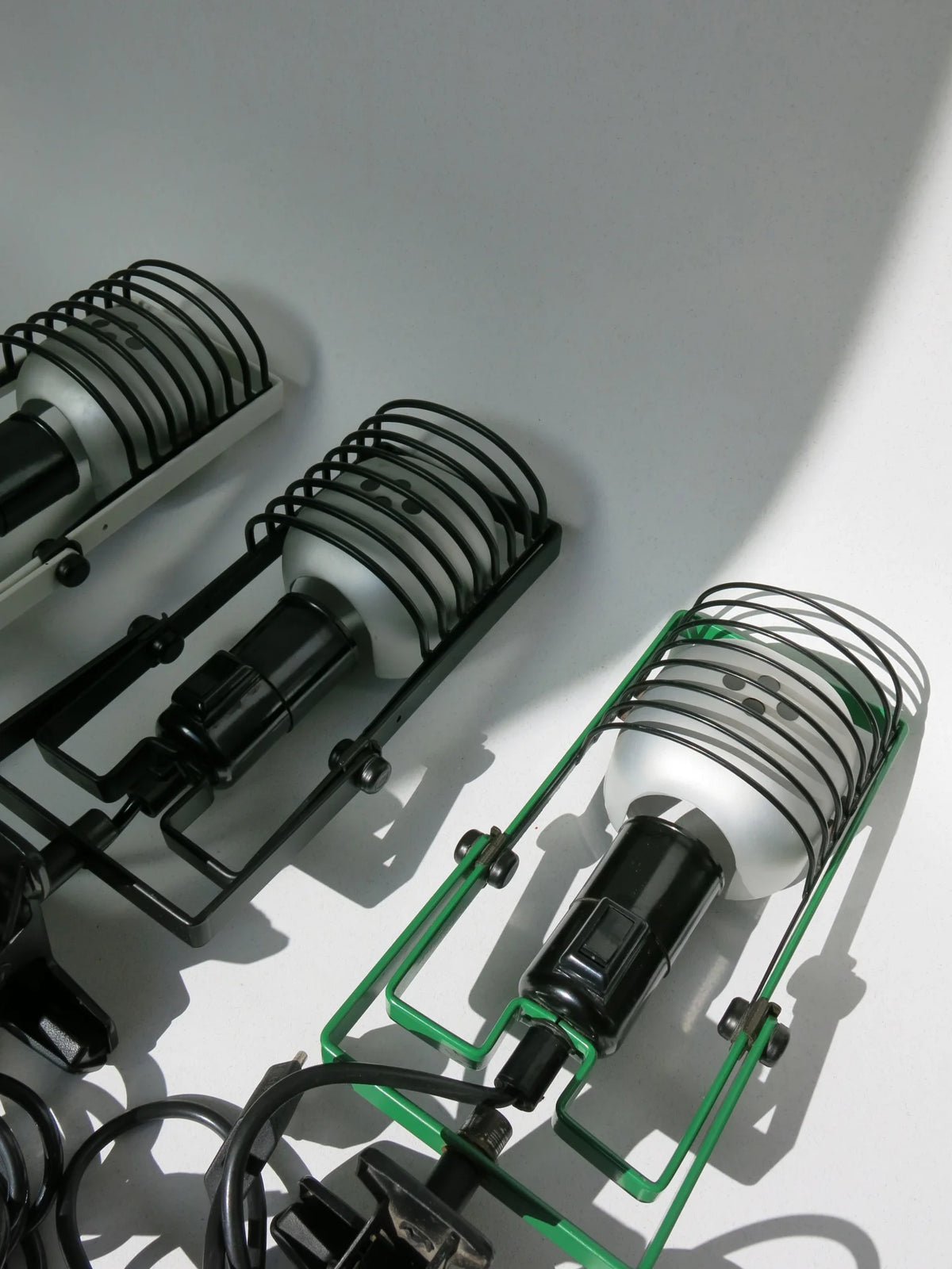 Lampada faretto con morsetto Sintesi di Artemide – stesso modello, nelle colorazioni bianco, nero e verde