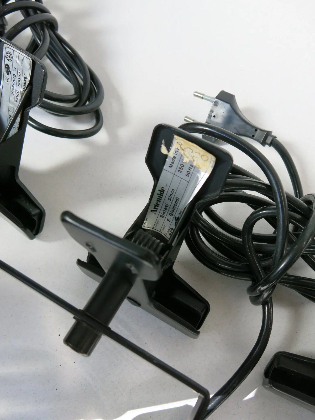 Lampada faretto con morsetto Sintesi di Artemide – dettaglio etichetta adesiva con marchio