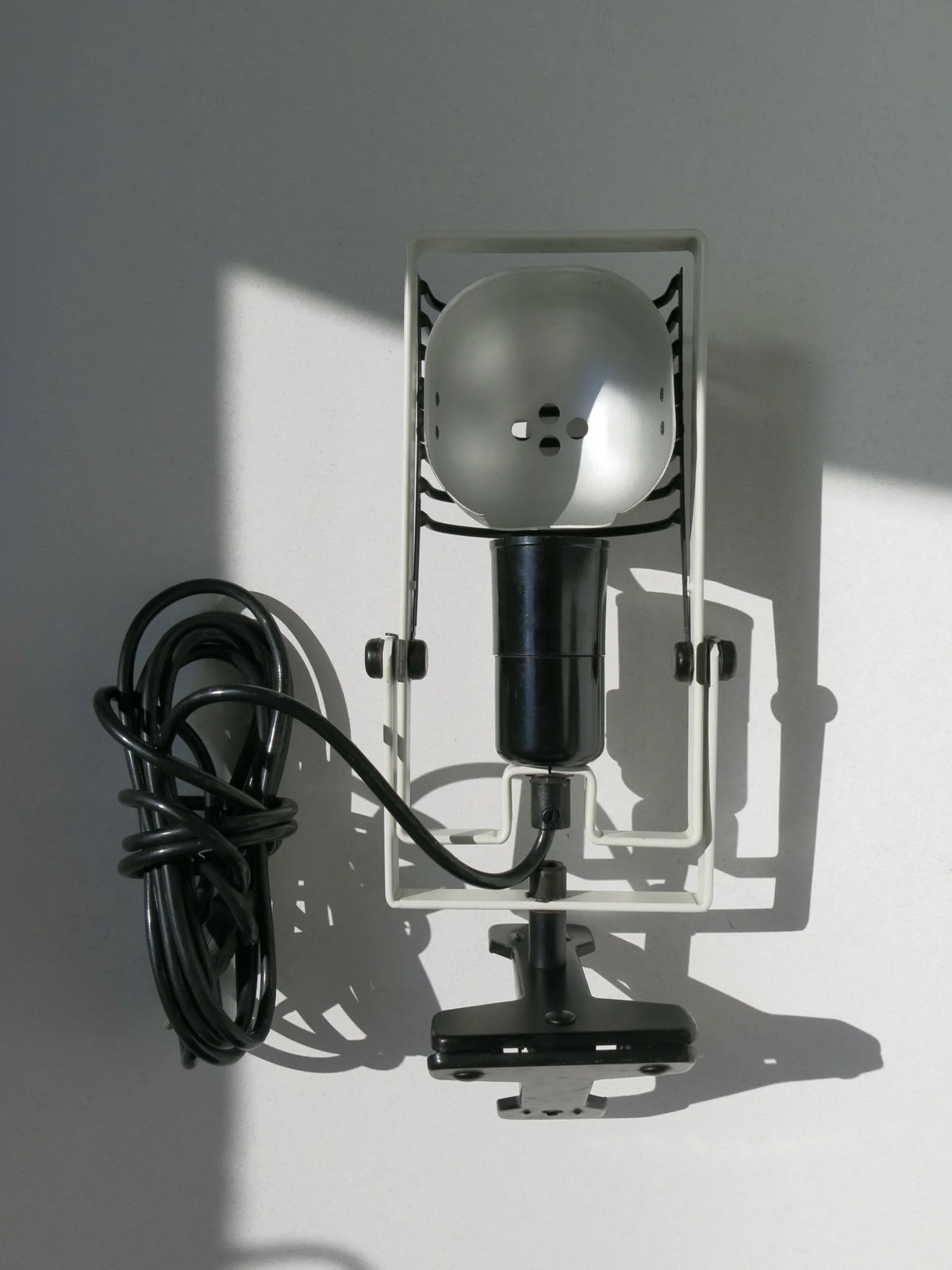 Lampada faretto con morsetto Sintesi di Artemide – colorazione bianca vista interamente frontalmente