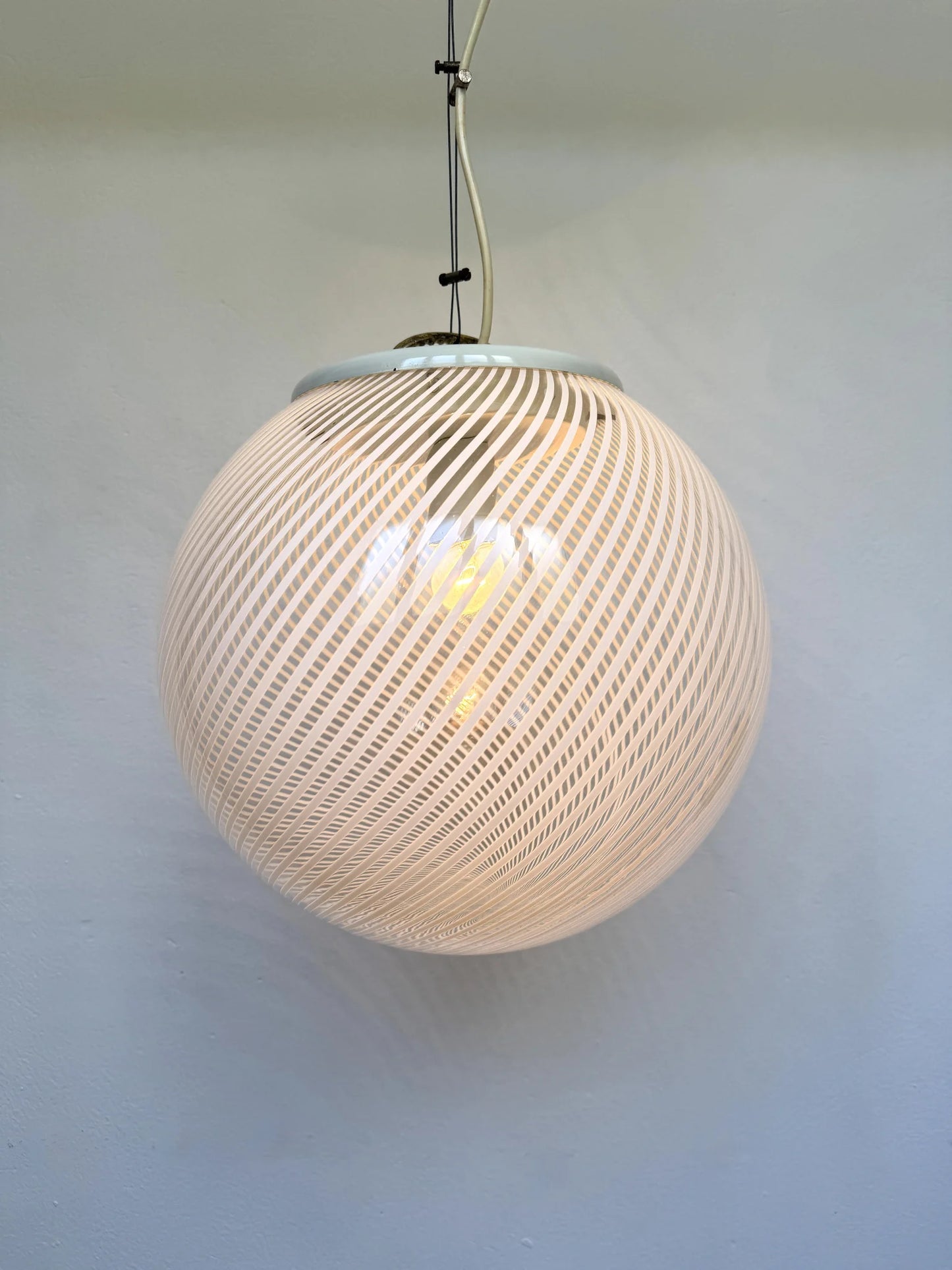 Lampadario a sfera in vetro a canne – acceso con luce calda