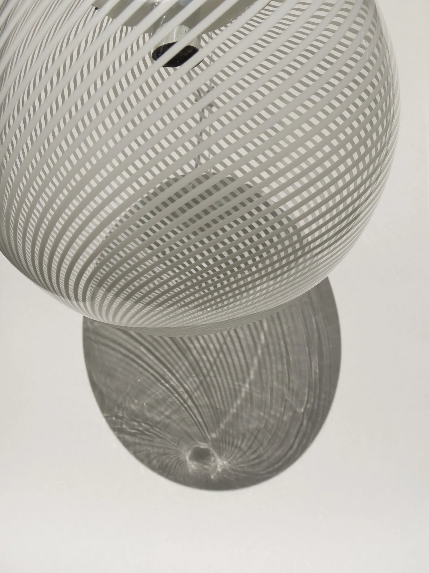 Lampadario a sfera in vetro soffiato – dettaglio motivo a canne bianche, vista ravvicinata