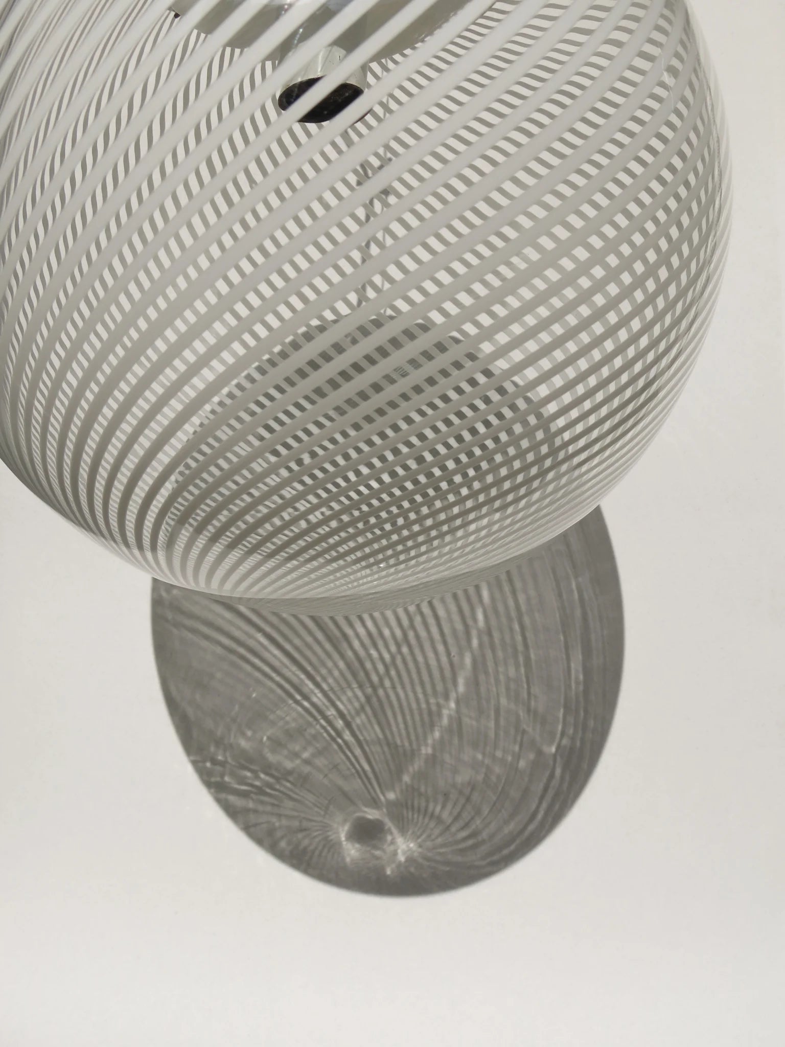 Lampadario a sfera in vetro soffiato – dettaglio motivo a canne bianche, vista ravvicinata