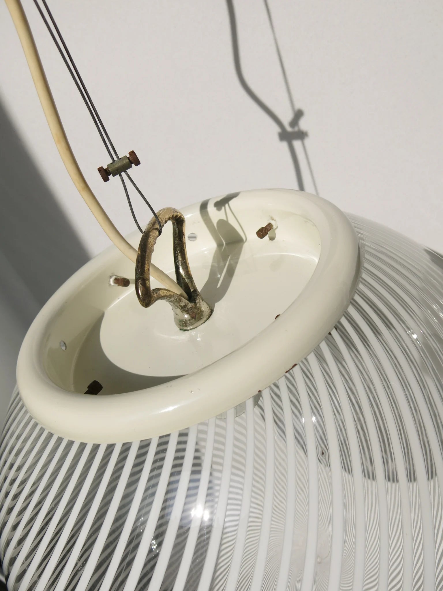 Lampadario a sfera in vetro soffiato – dettaglio sistema di sospensione con cavi in acciaio e morsetti
