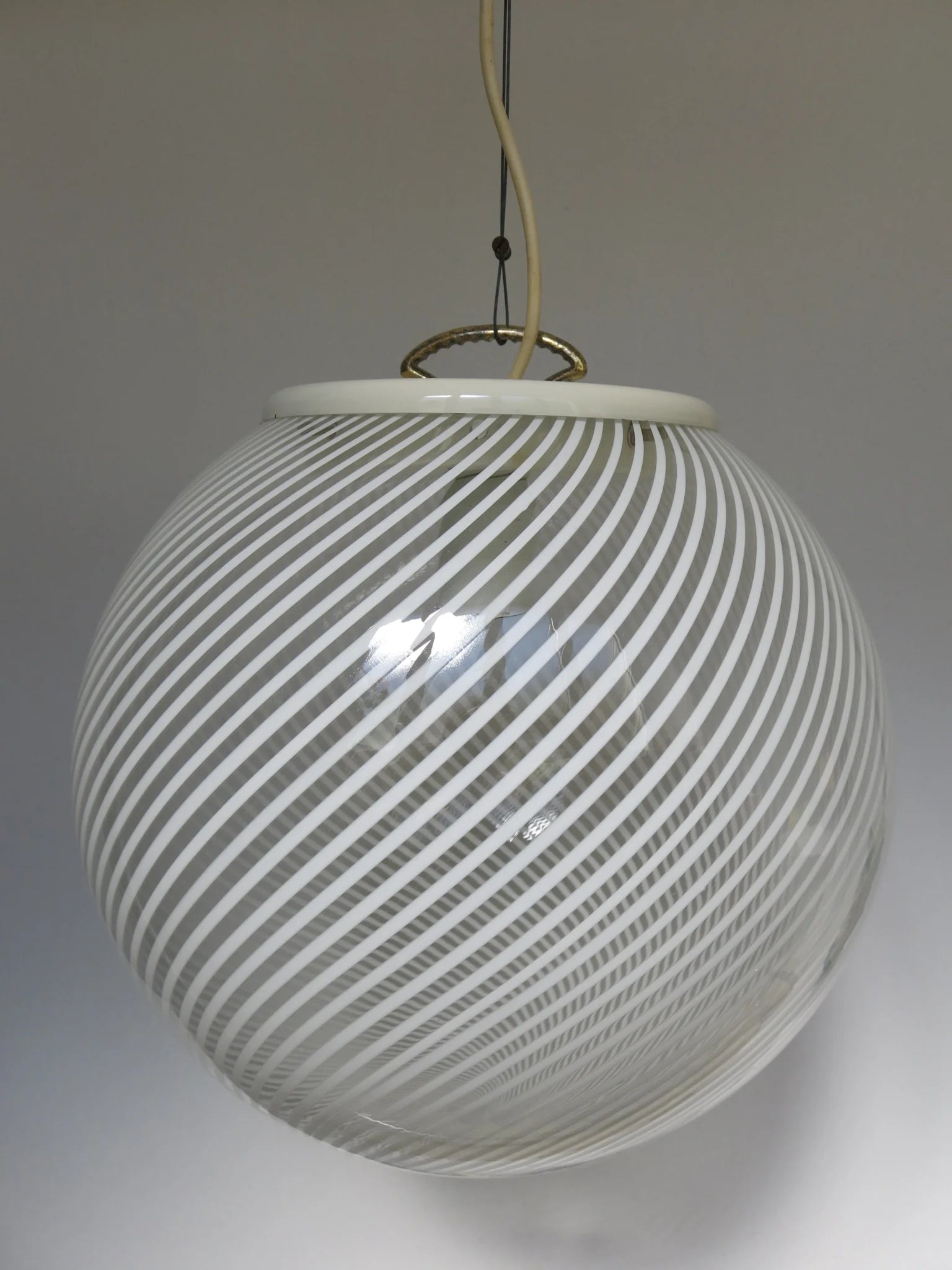 Lampadario a sfera in vetro soffiato – motivo a canne bianche, struttura sospensione in metallo bianco