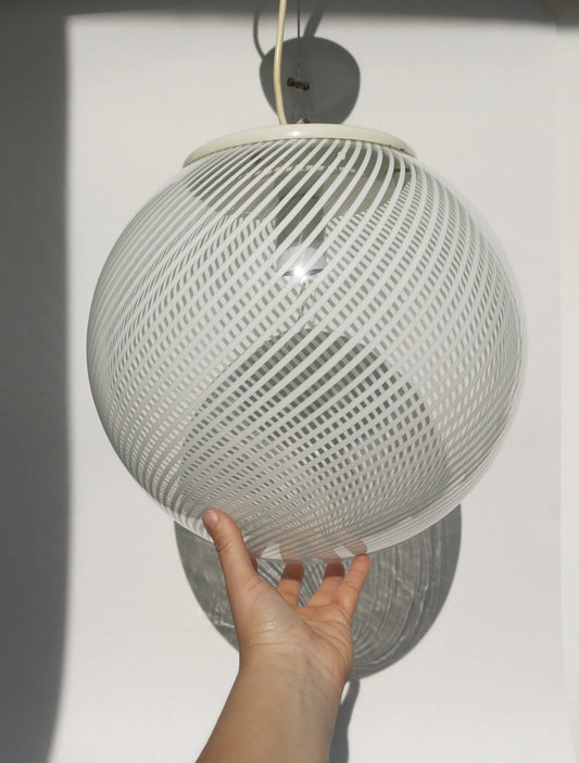 Lampadario a sfera in vetro soffiato – in mano per mostrare le proporzioni, motivo a canne bianche intrecciate