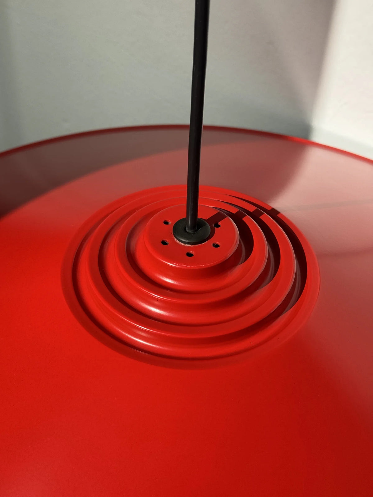 Lampadario a sospensione in metallo rosso – dettaglio attacco filo con cerchi concentrici