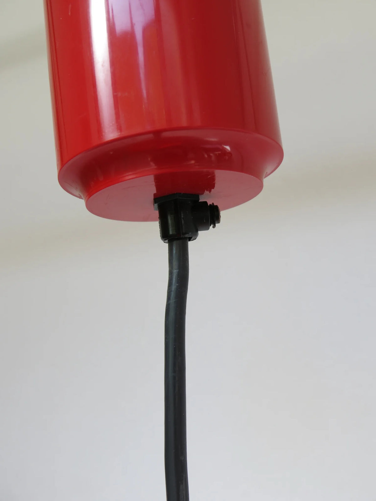 Lampadario a sospensione in metallo rosso – dettaglio cilindro coprifili da soffitto