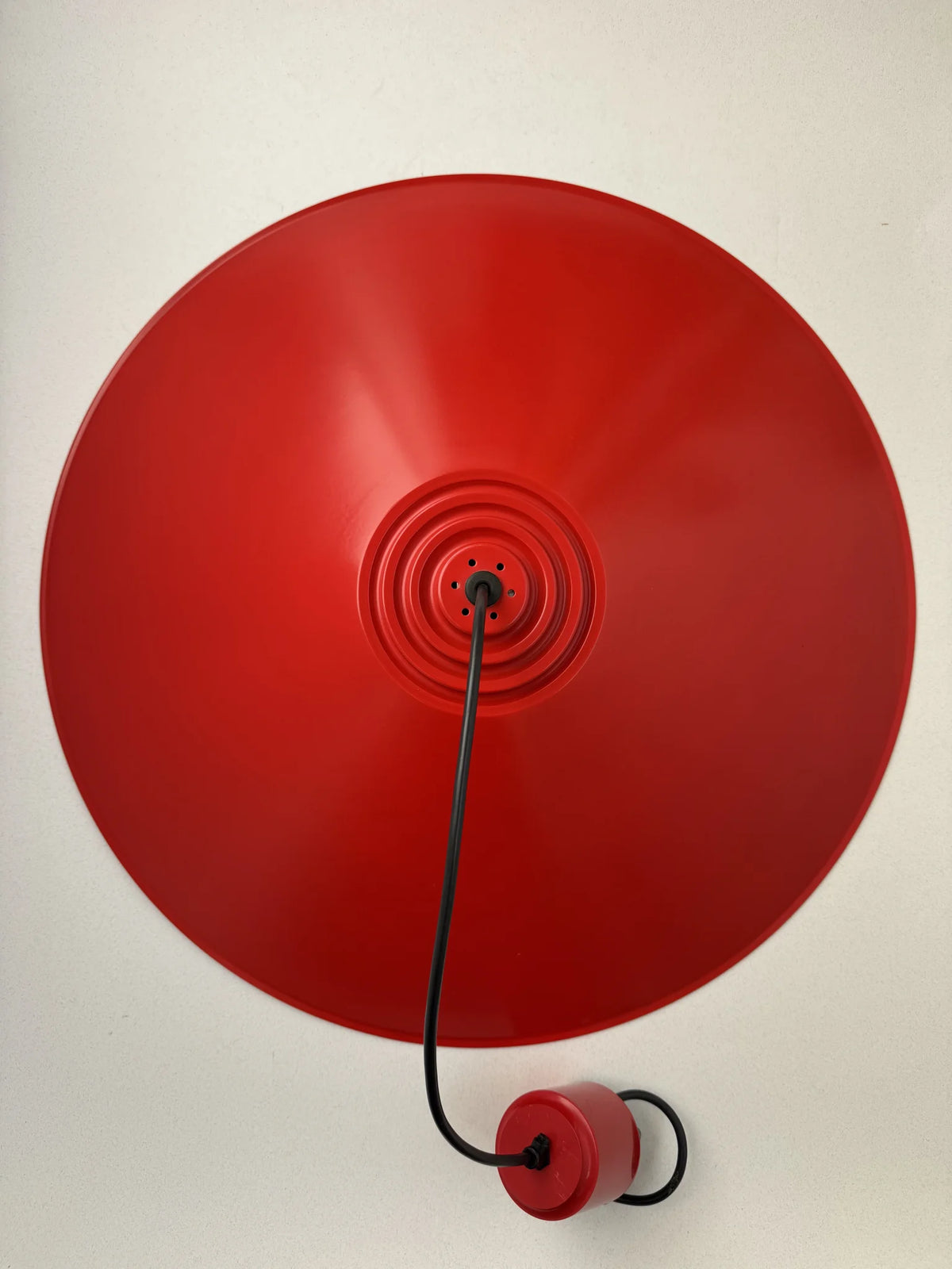 Lampadario a sospensione in metallo rosso – diametro visto nella sua interezza dall'alto