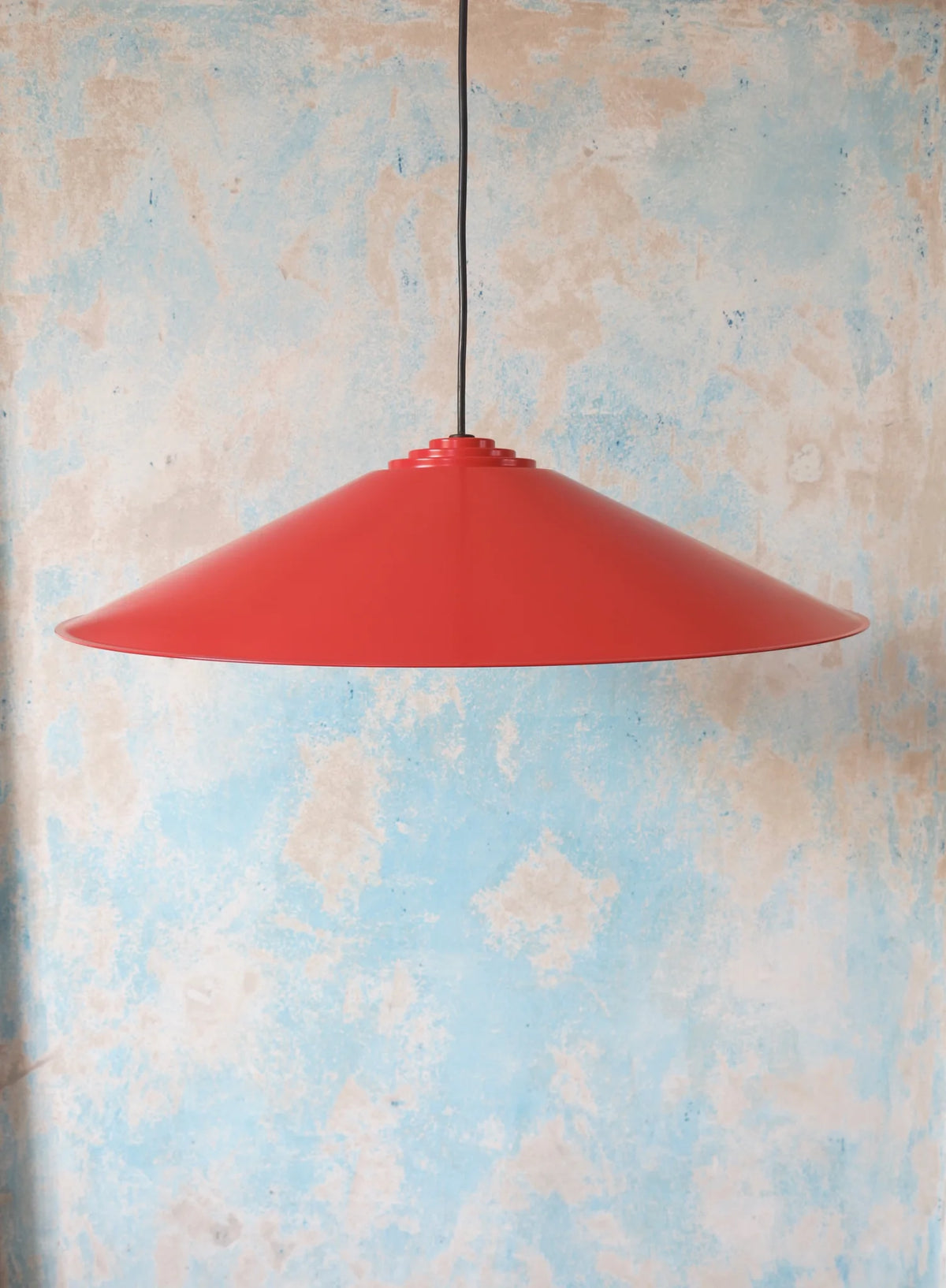 Lampadario a sospensione in metallo rosso – appeso visto frontalmente