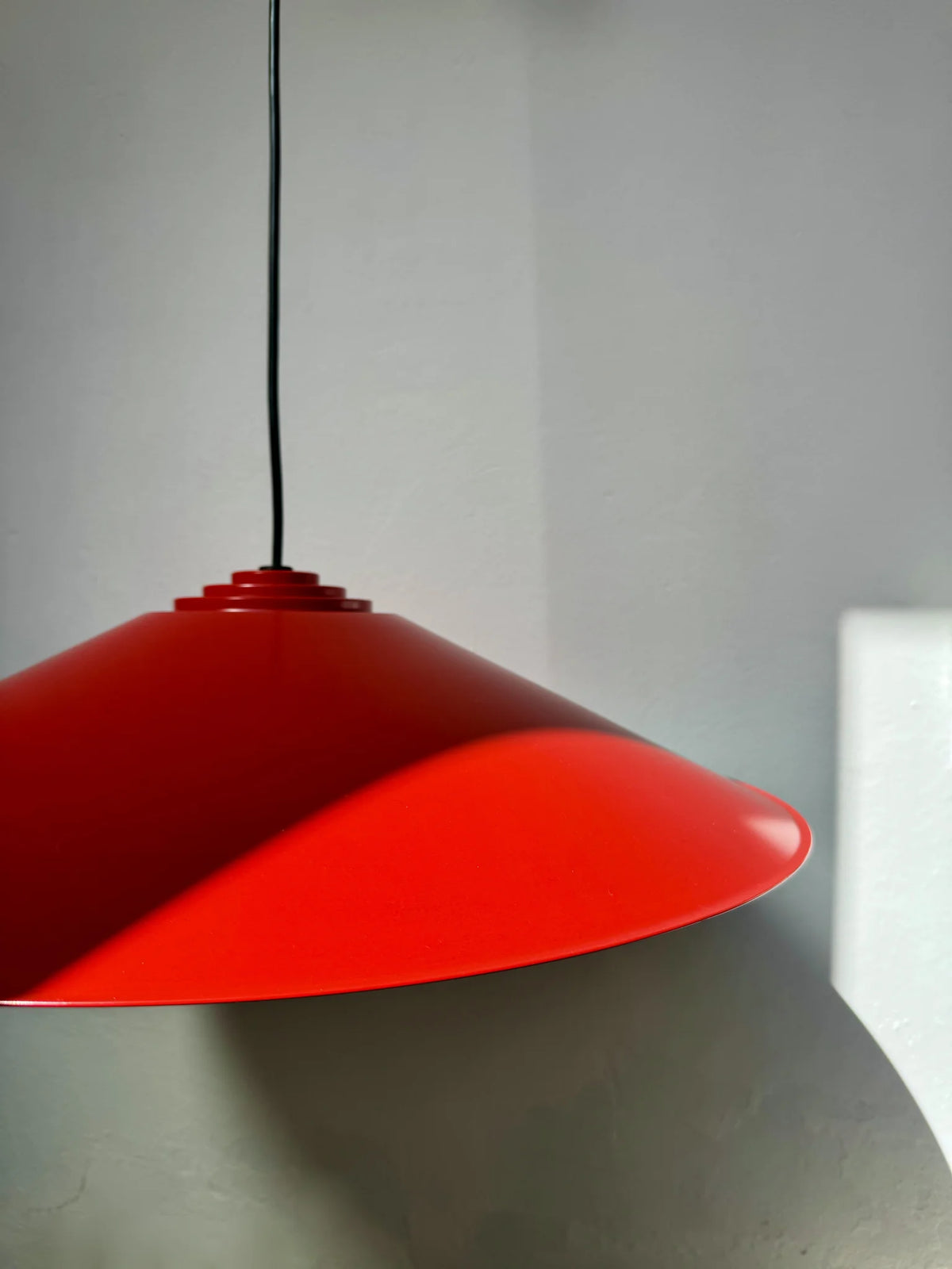 Lampadario a sospensione in metallo rosso – vista in parte dal lato
