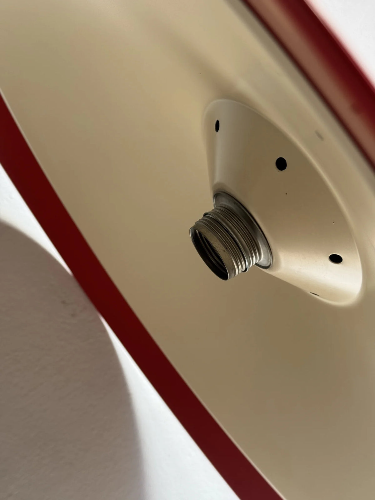 Lampadario a sospensione in metallo rosso – dettaglio dell'attacco lampadina interno