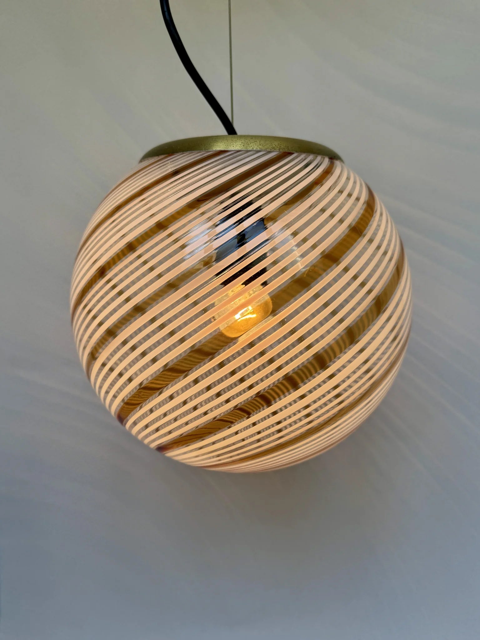 Lampadario di Murano a sfera in vetro soffiato – vista frontale acceso con luce calda