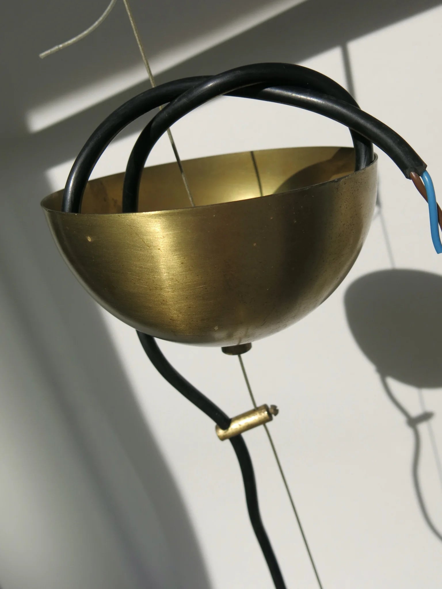 Lampadario a sfera in vetro soffiato – anello superiore in ottone con attacco cavo nero, vista ravvicinata