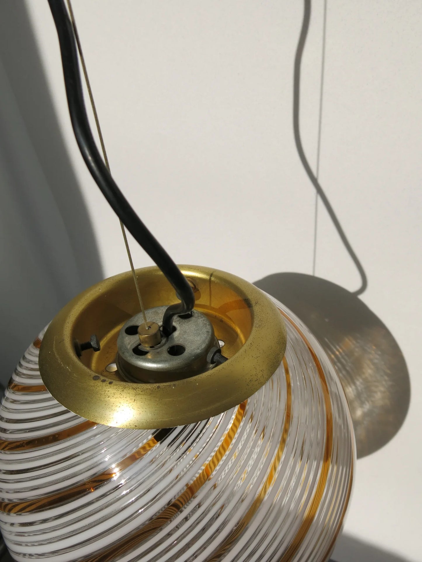 Lampadario a sfera in vetro soffiato – dettaglio gancio e rosone a soffitto in ottone con cavo nero