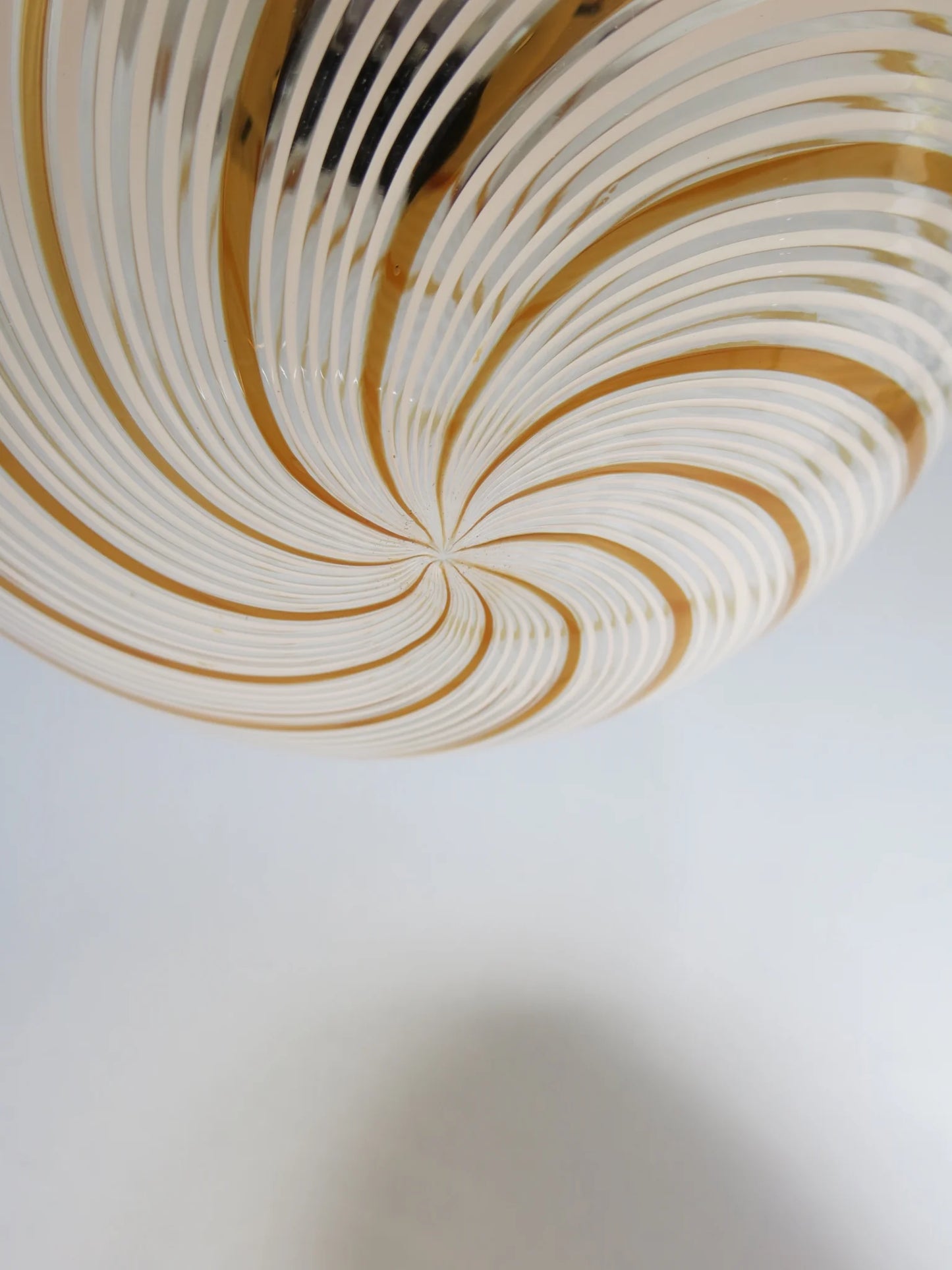 Lampadario a sfera in vetro soffiato – dettaglio filigrana a spirale con canne bianche, oro e nero, vista dal basso