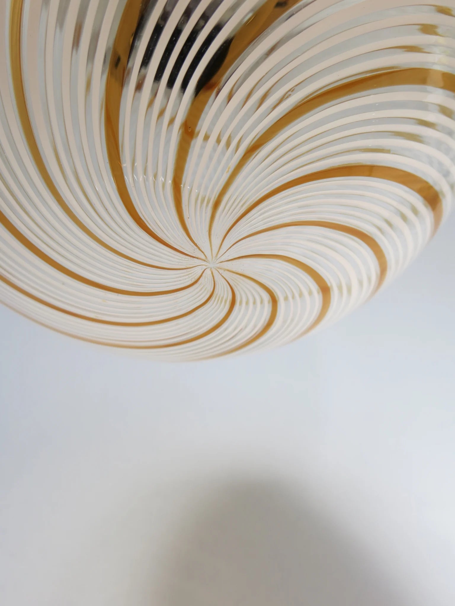 Lampadario a sfera in vetro soffiato – dettaglio filigrana a spirale con canne bianche, oro e nero, vista dal basso