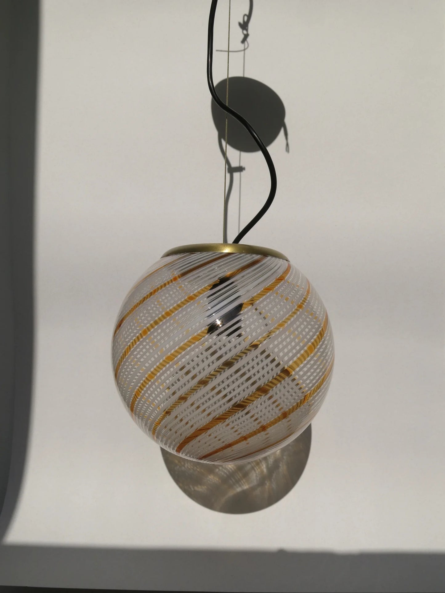Lampadario a sfera in vetro soffiato – filigrana a spirale con canne bianche e fasce oro, anello in ottone