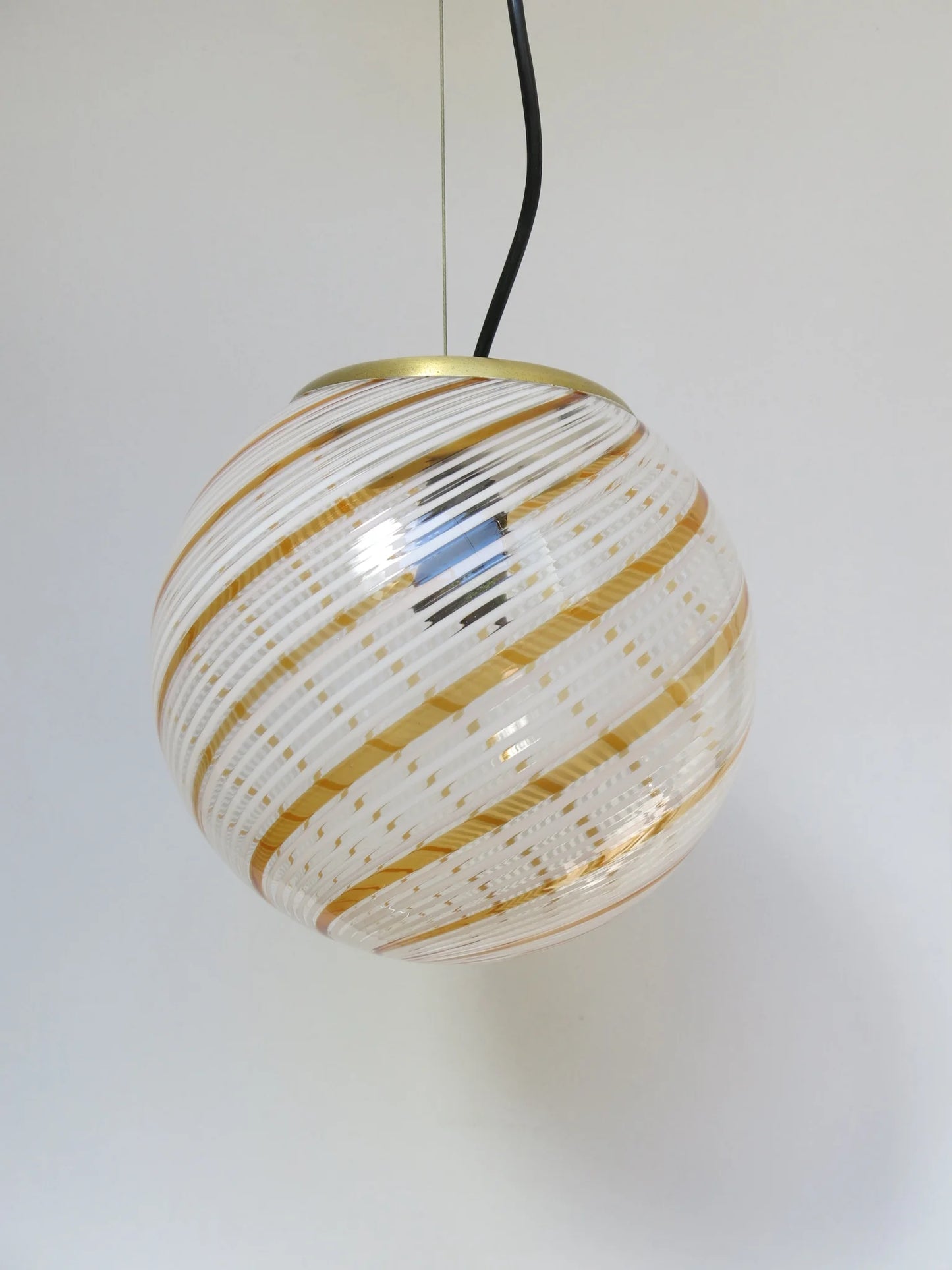 Lampadario Murano a sfera in vetro soffiato – filigrana a spirale con canne bianche e fasce oro, anello in ottone