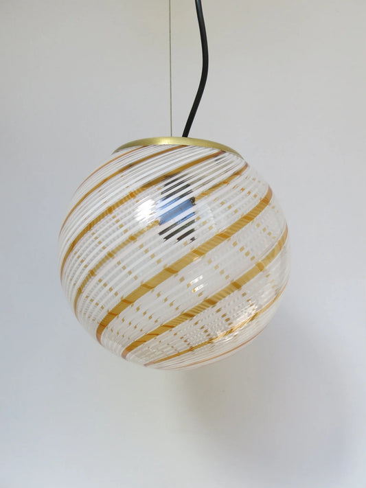 Lampadario Murano a sfera in vetro soffiato – filigrana a spirale con canne bianche e fasce oro, anello in ottone
