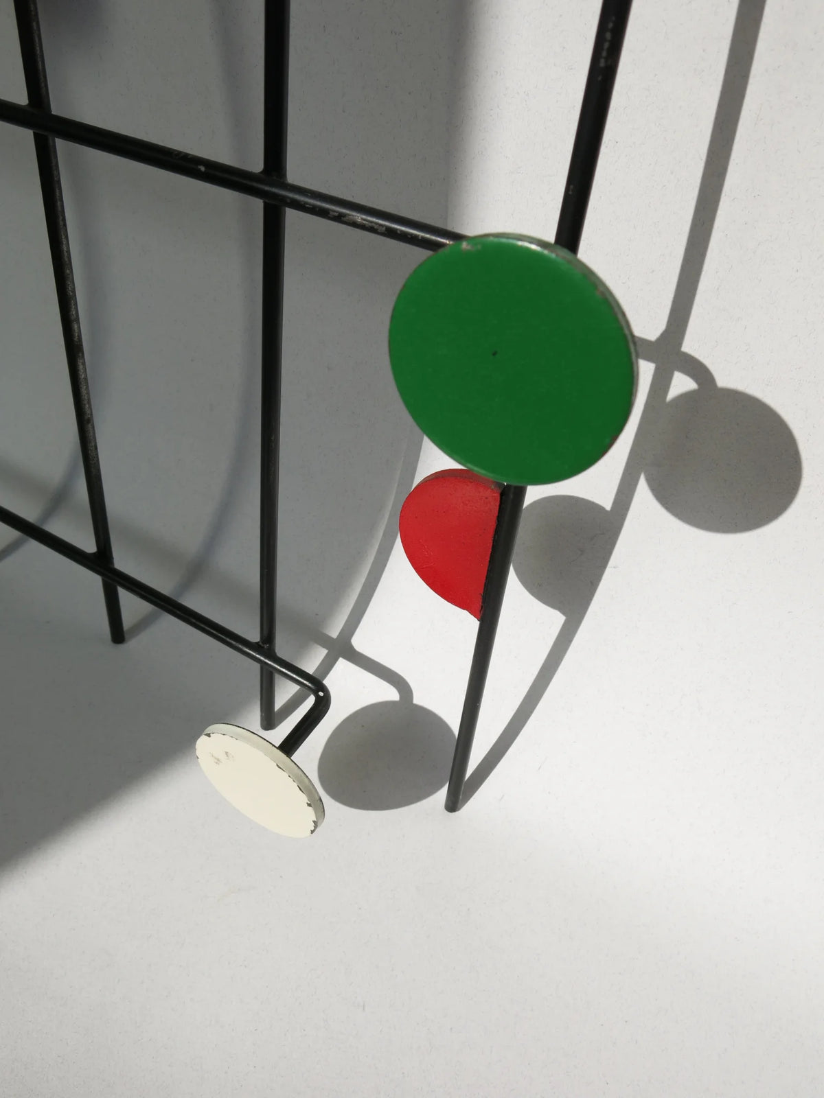 Attaccapanni in metallo a forma di pentagramma musicale – dettaglio gancio verde