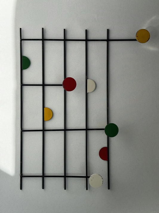 Attaccapanni in metallo a forma di pentagramma musicale – appeso in verticale