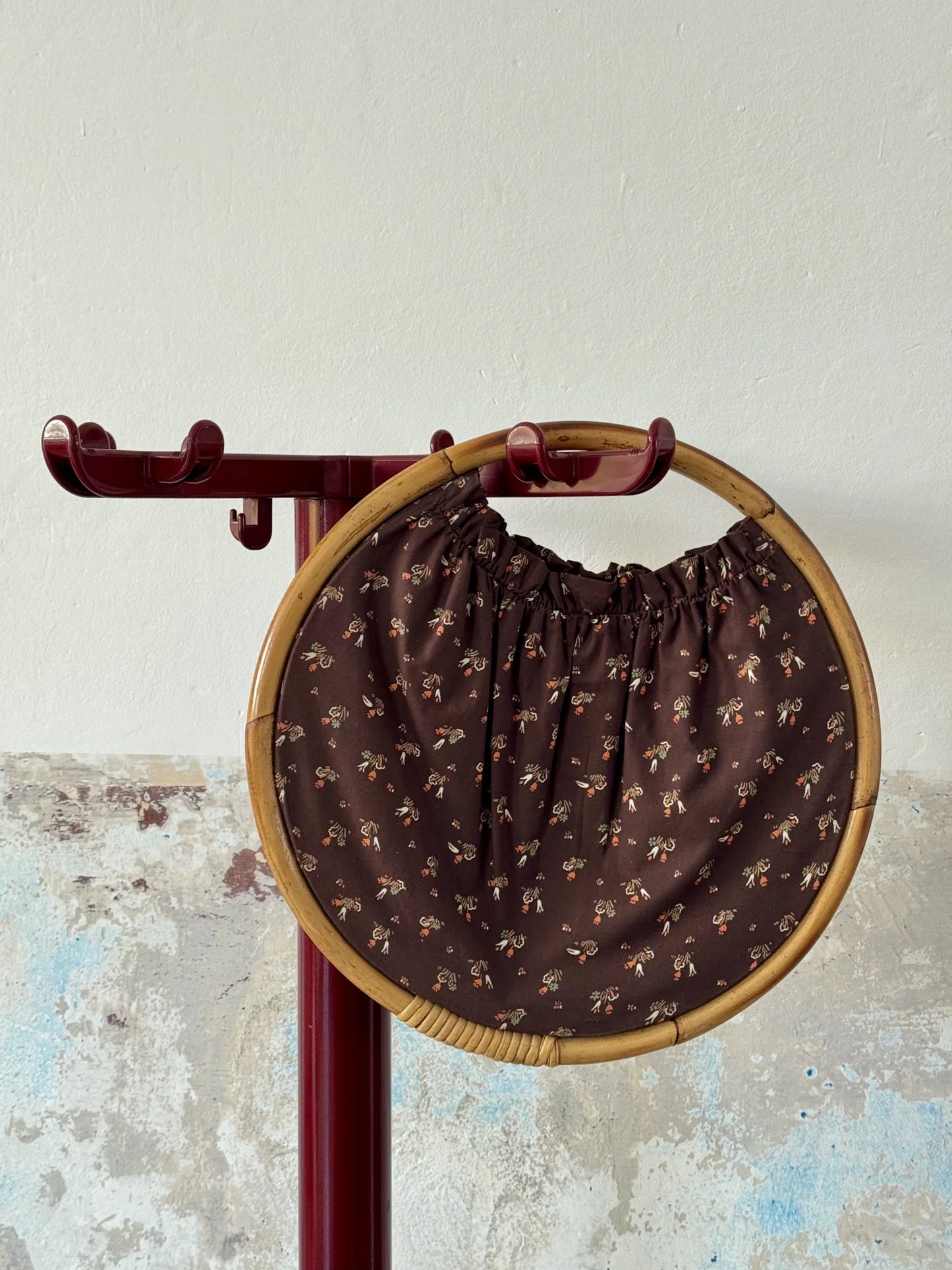 Borsa a cerchio in bambù con stoffa vintage – appesa ad attaccapanni