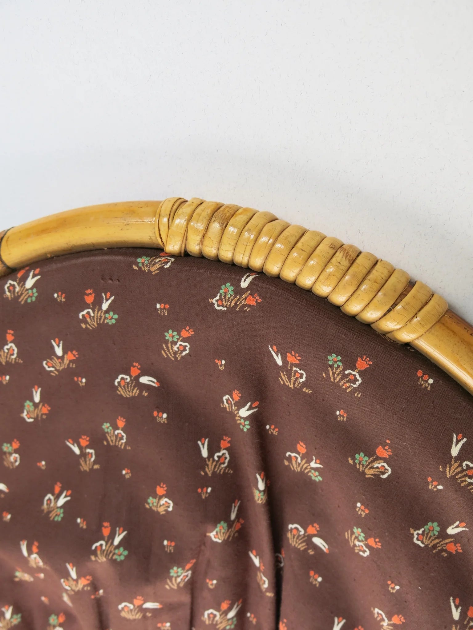 Borsa a cerchio in bambù con stoffa vintage – dettaglio lavorazione bambù