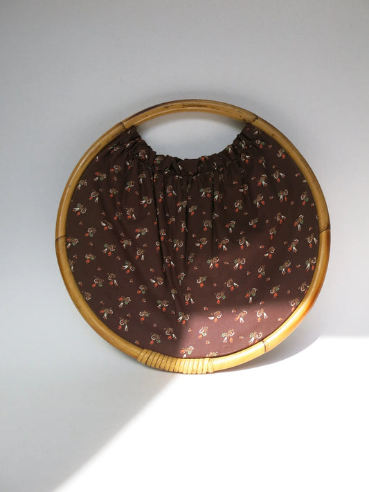 Borsa a cerchio in bambù con stoffa vintage – vista frontale per intero
