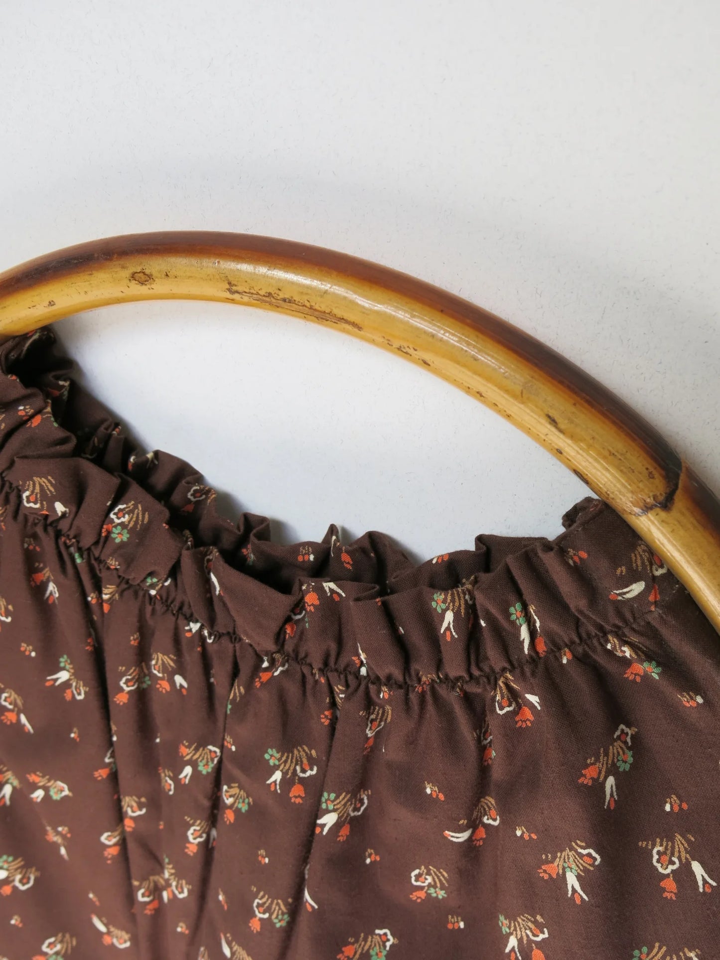 Borsa a cerchio in bambù con stoffa vintage – dettaglio manico bambù