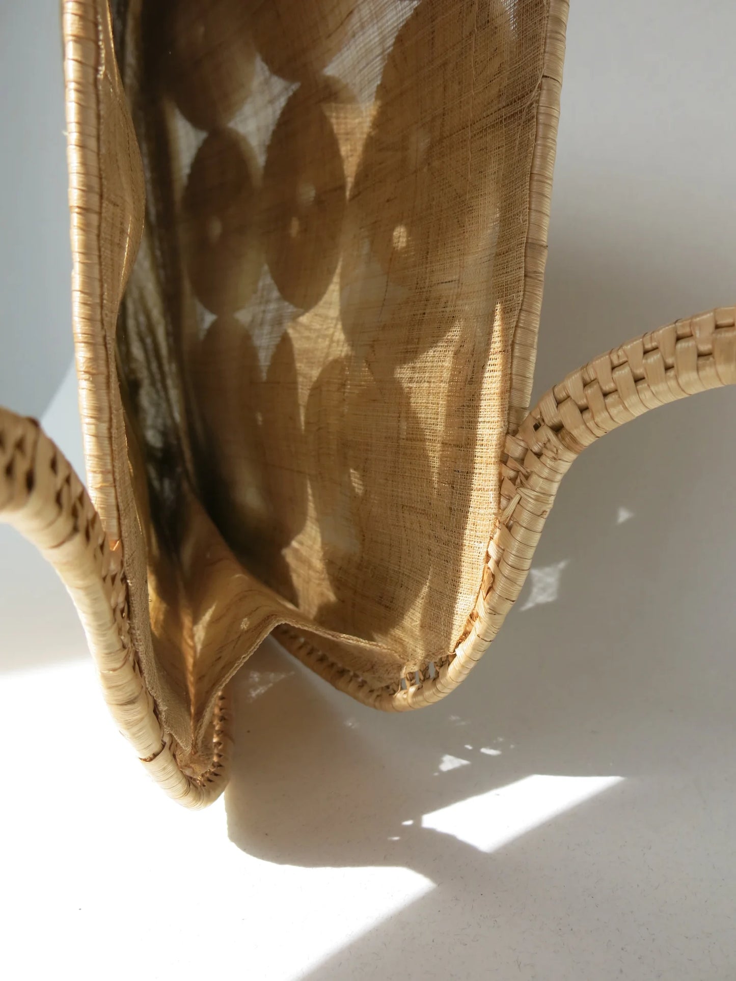 Borsa in paglia con intreccio di cerchi – dettaglio capienza interno