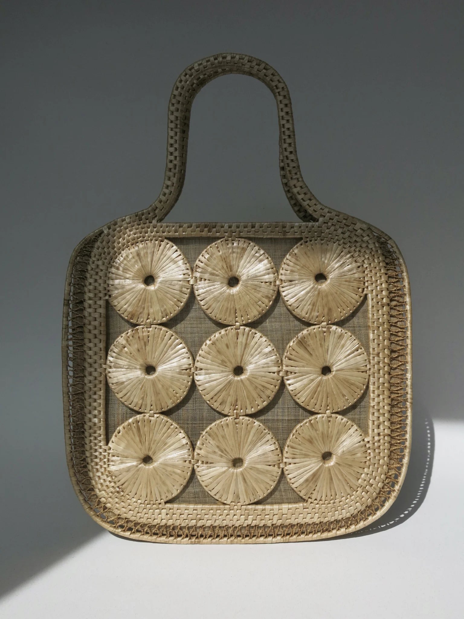 Borsa in paglia con intreccio di cerchi – vista frontalmente
