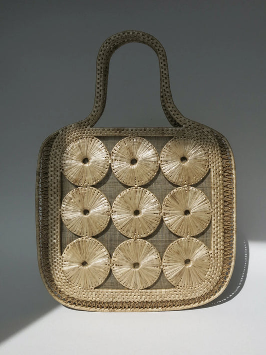 Borsa in paglia con intreccio di cerchi – vista frontalmente