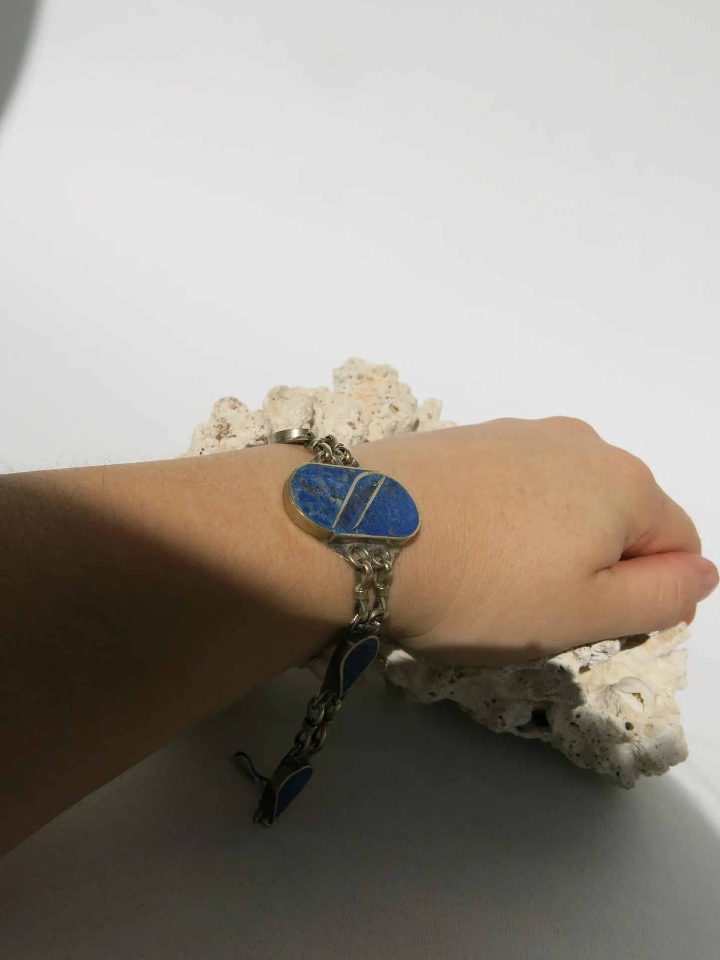 Bracciale indiano vintage con lapislazzuli – indossato al polso