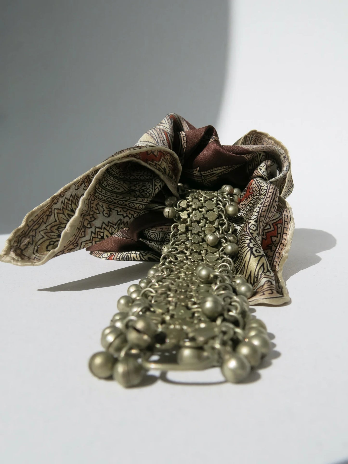 Bracciale metallo indiano con sonagli – close up della lavorazione del metallo