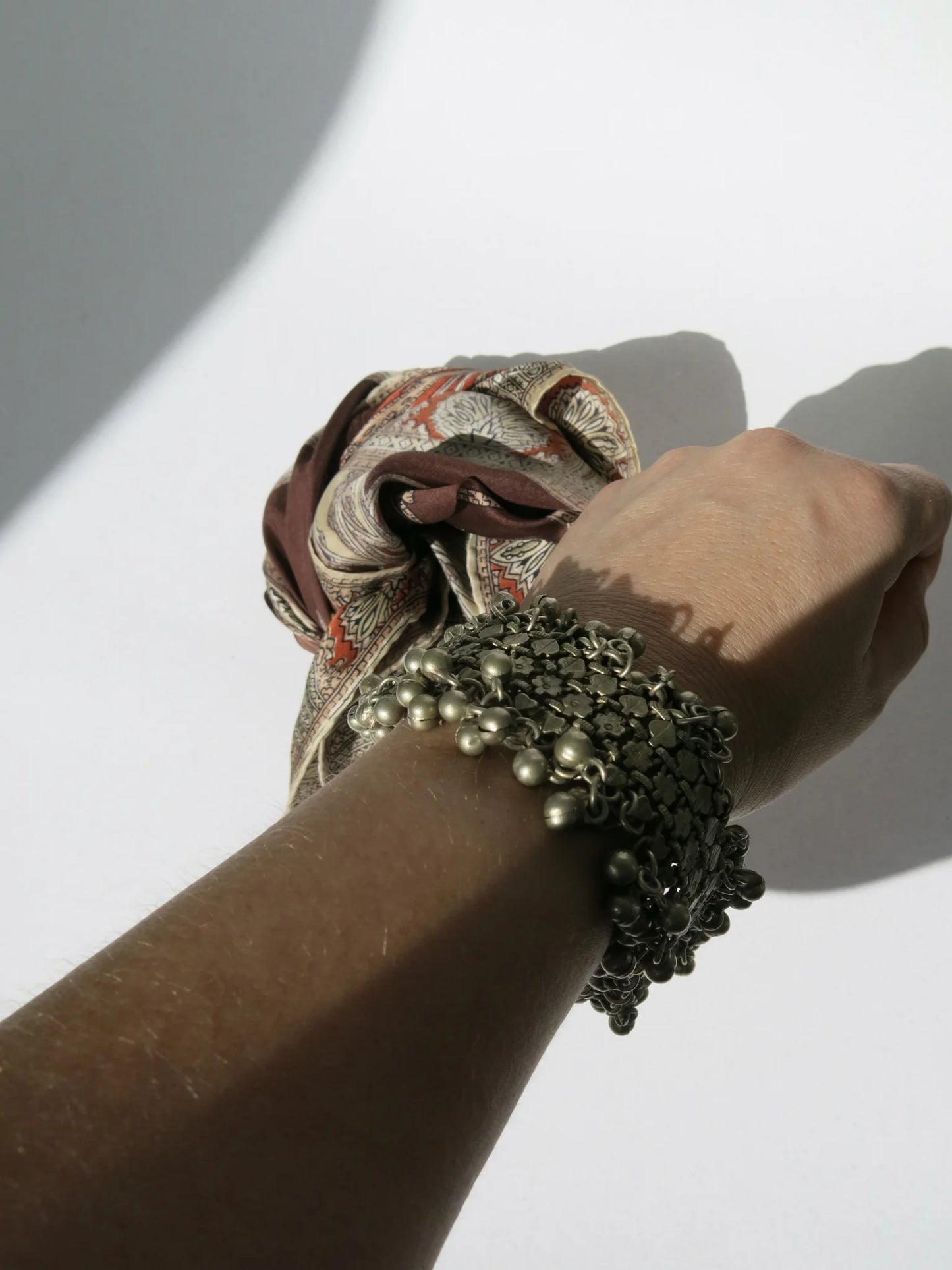 Bracciale metallo indiano con sonagli – indossato al polso