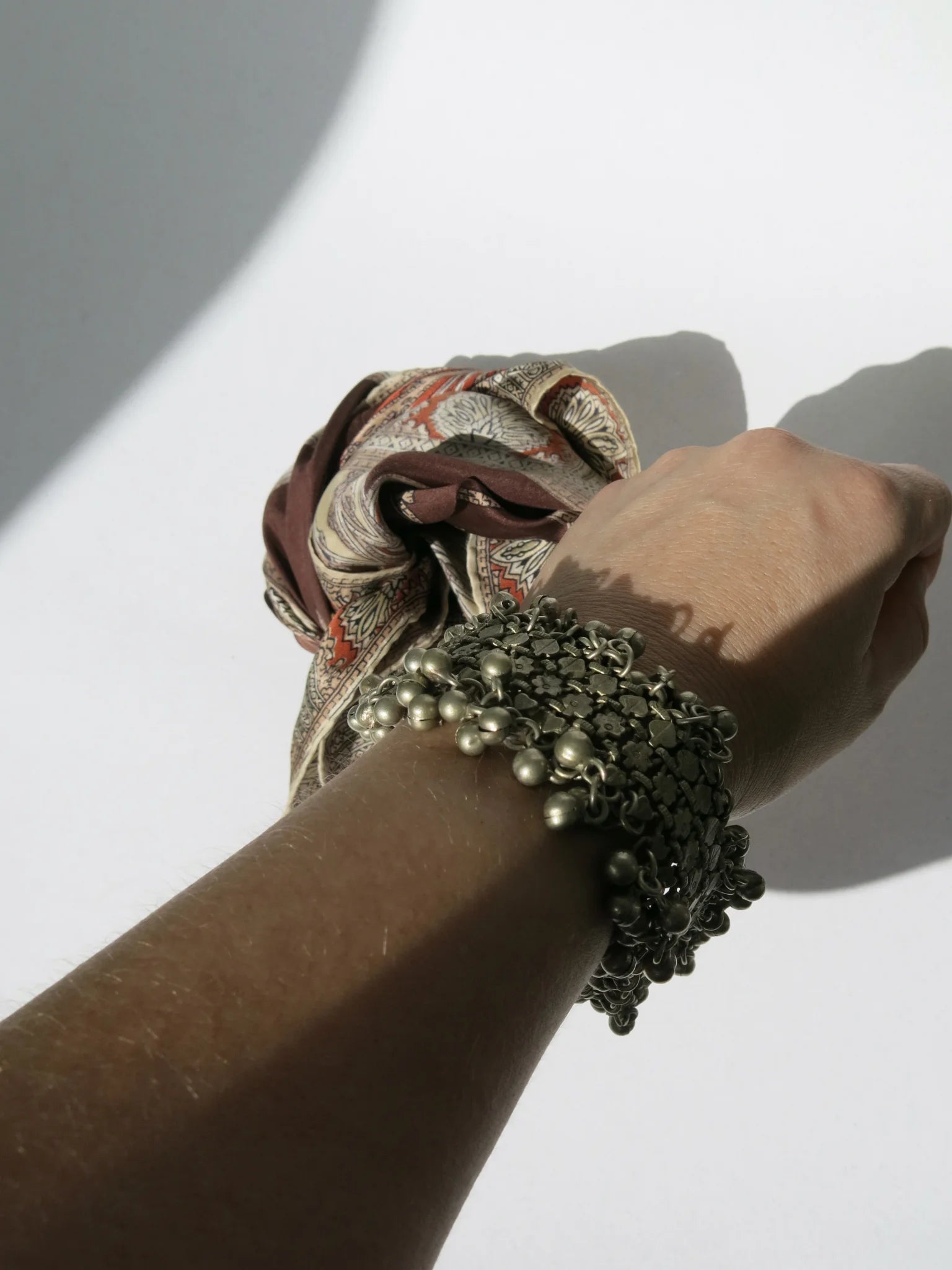 Bracciale metallo indiano con sonagli – indossato al polso