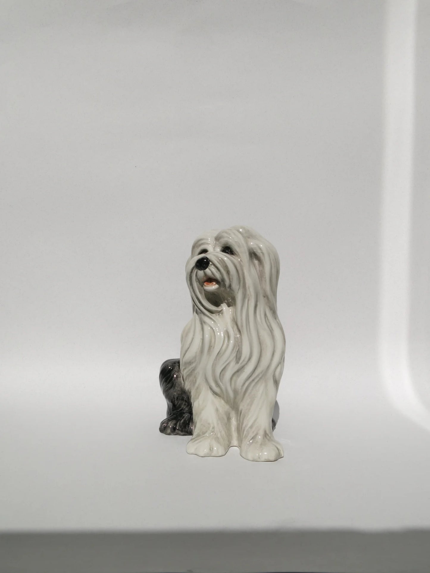 Cane in ceramica decorato a mano – vista frontale intera, pelo bianco e grigio