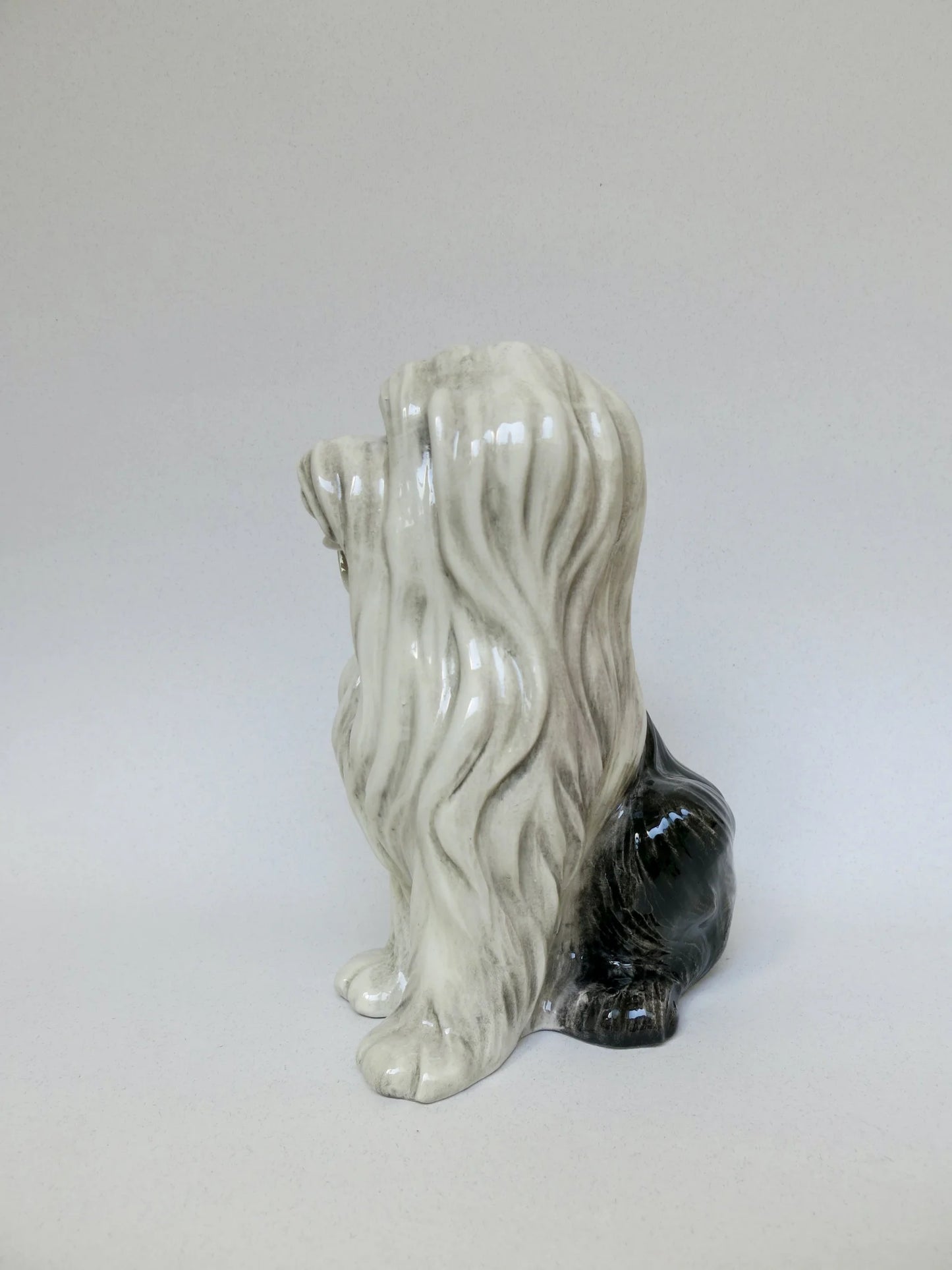 Cane in ceramica decorato a mano – vista laterale, coda nera
