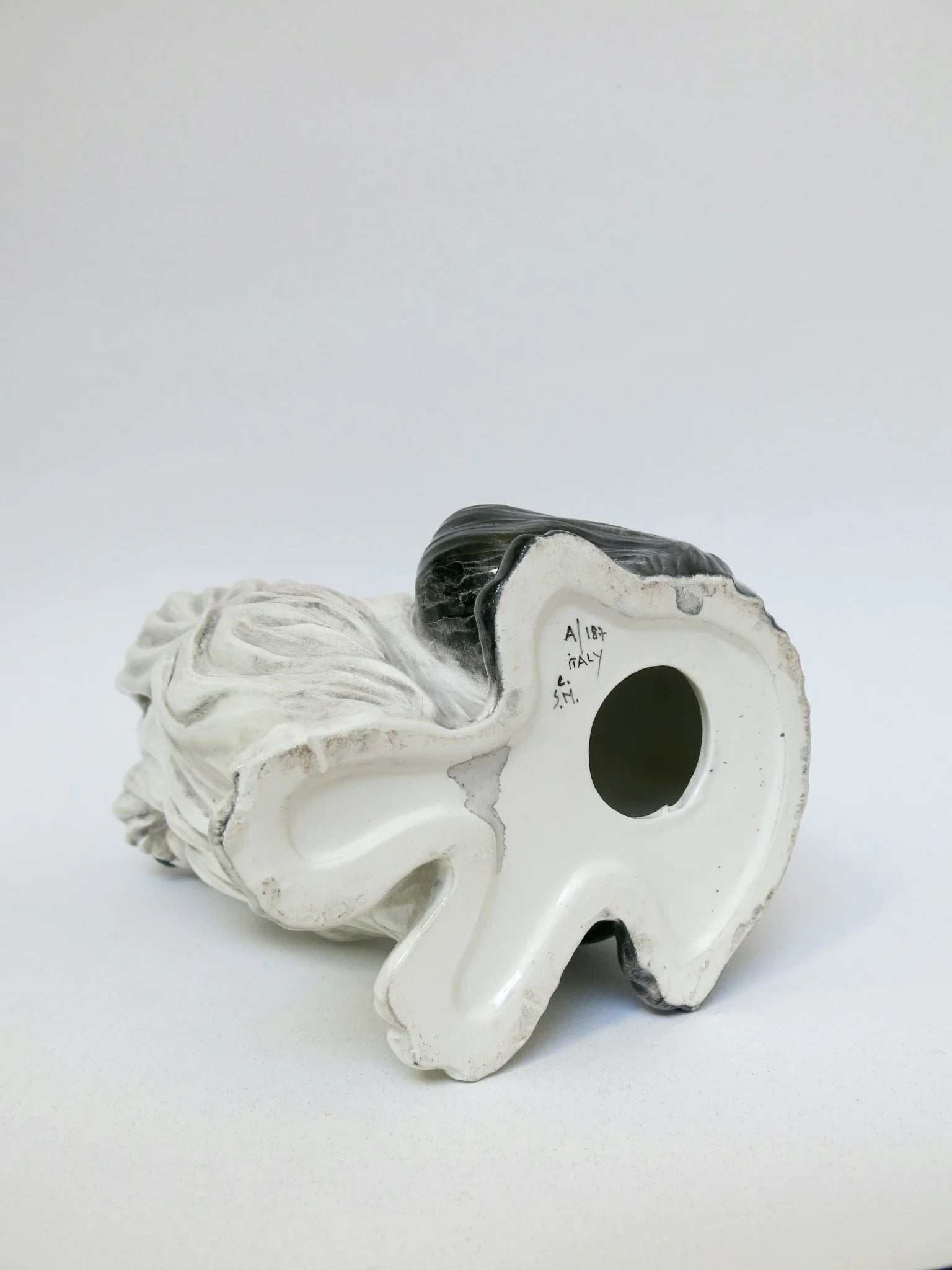 Cane in ceramica decorato a mano – base con marchio A/187 Italy