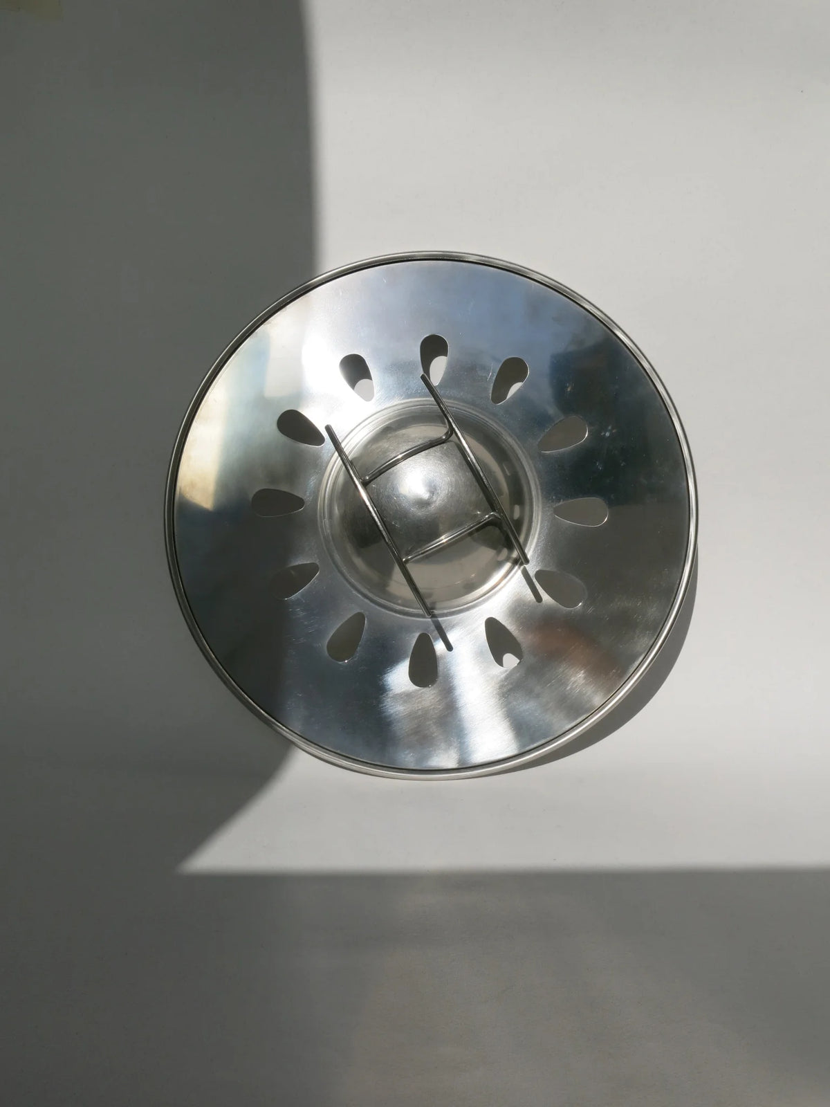 Centrotavola in acciaio Alessi mod. Swing – vista posteriore del retro