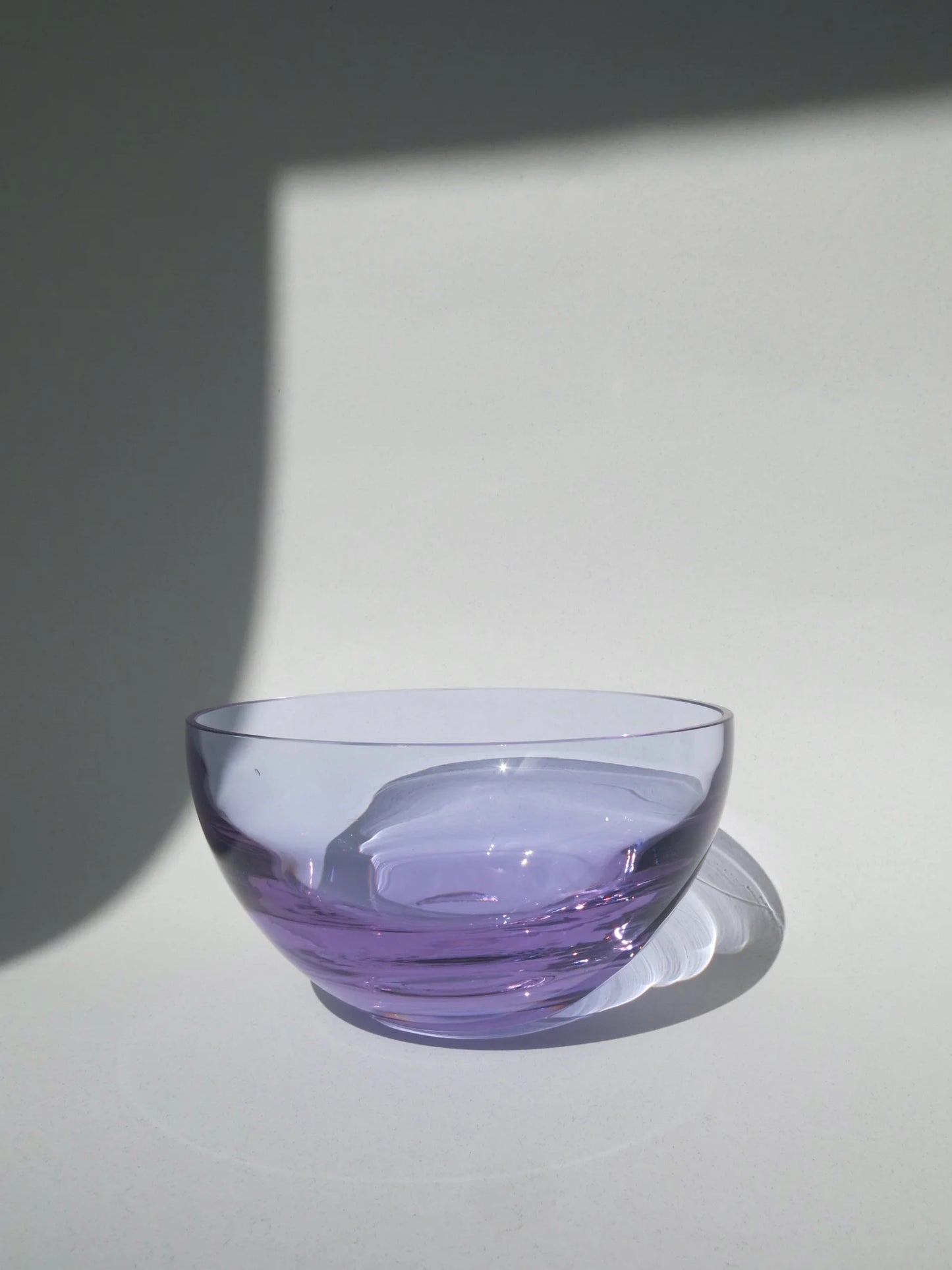 Ciotola in vetro Alessandrite – vista frontale, effetto cromatico viola