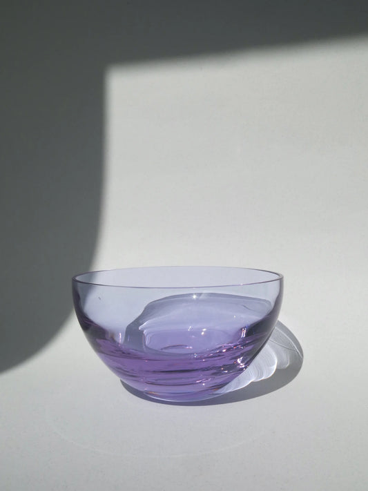 Ciotola in vetro Alessandrite – vista frontale, effetto cromatico viola