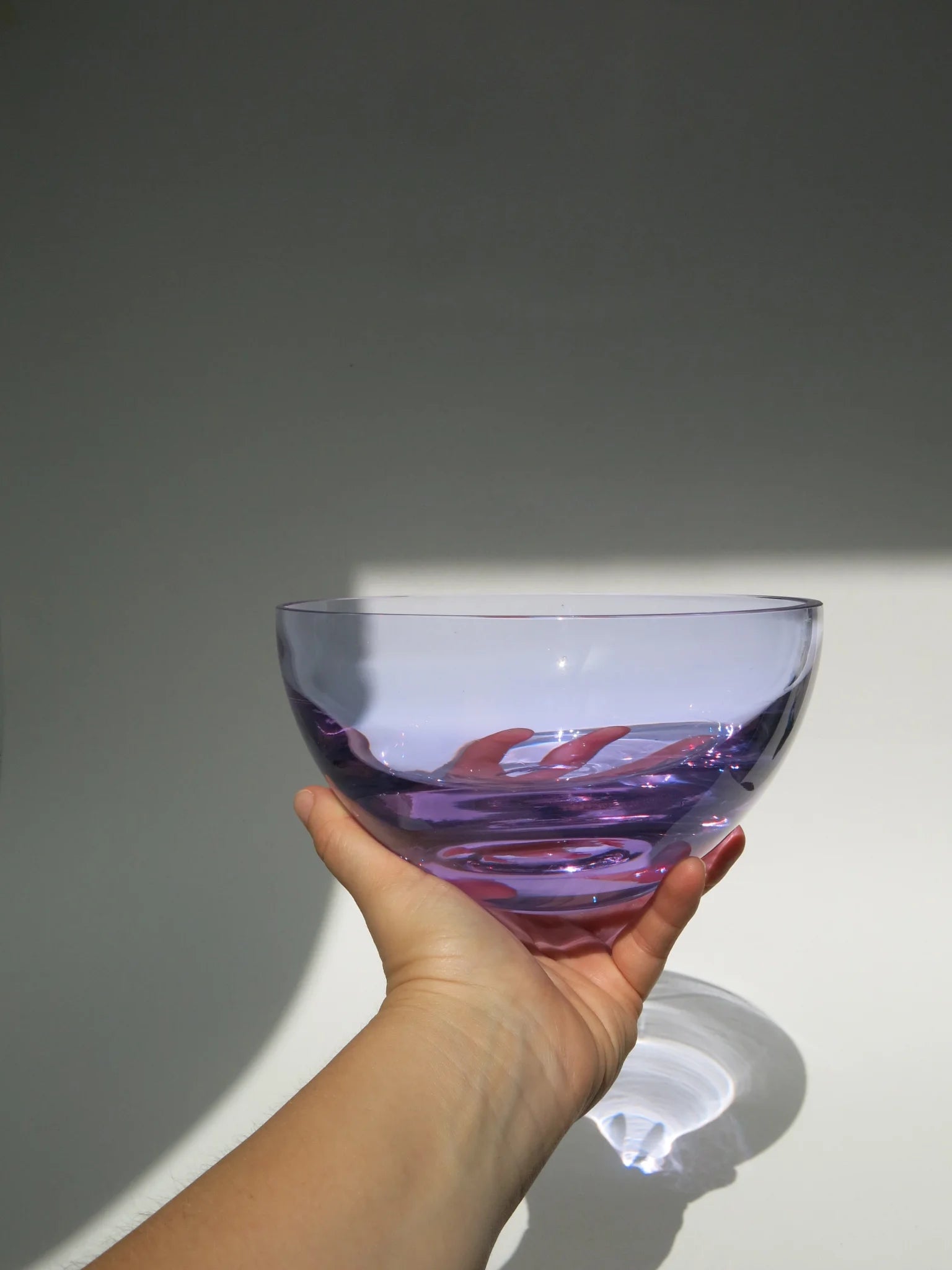 Ciotola in vetro Alessandrite – in mano, mostra le proporzioni reali